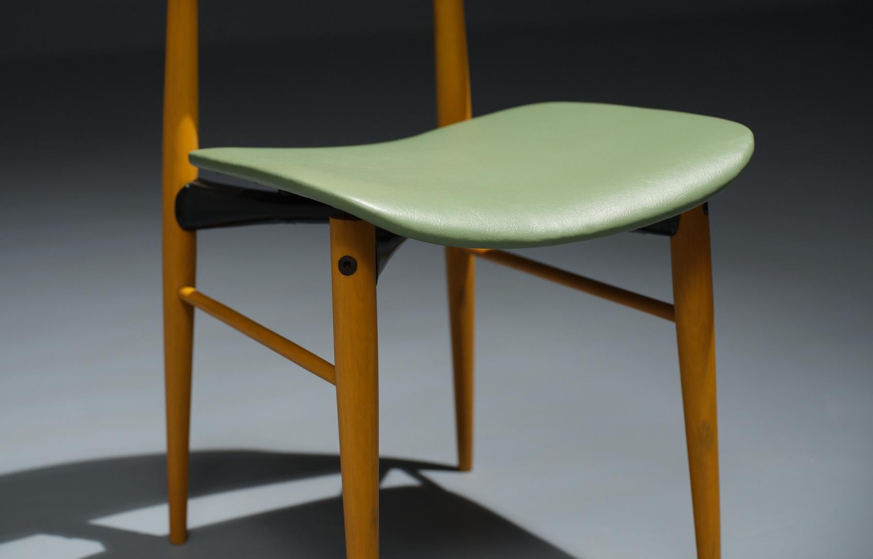 Italienische Esszimmer- und Schreibtischstühle aus der Mitte der 1950er Jahre - perfekt restauriert (Kunstleder) im Angebot