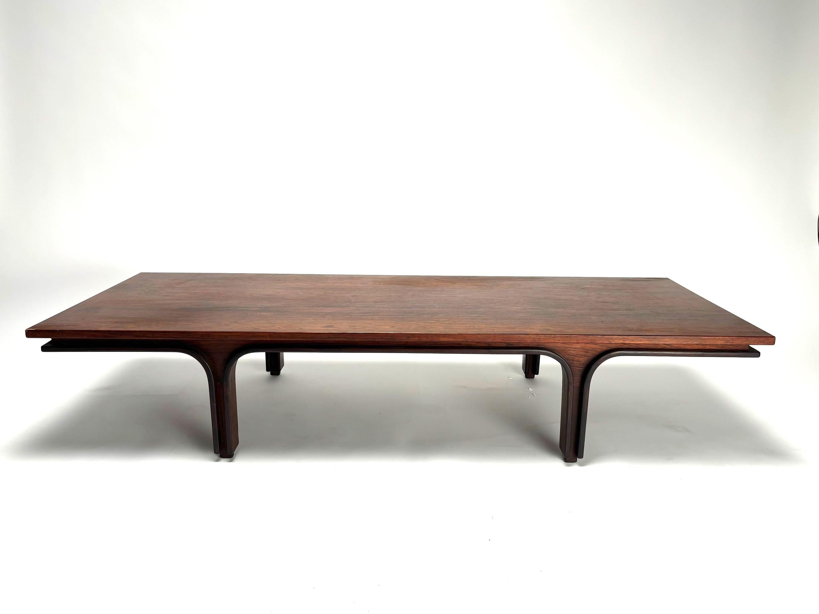 Rare and elegant wooden coffee table designed by the Italian architect and designer Gianfranco Frattini for the Bernini company (company logo present)

This is an essential and very elegant table, capable of furnishing your home space with style and