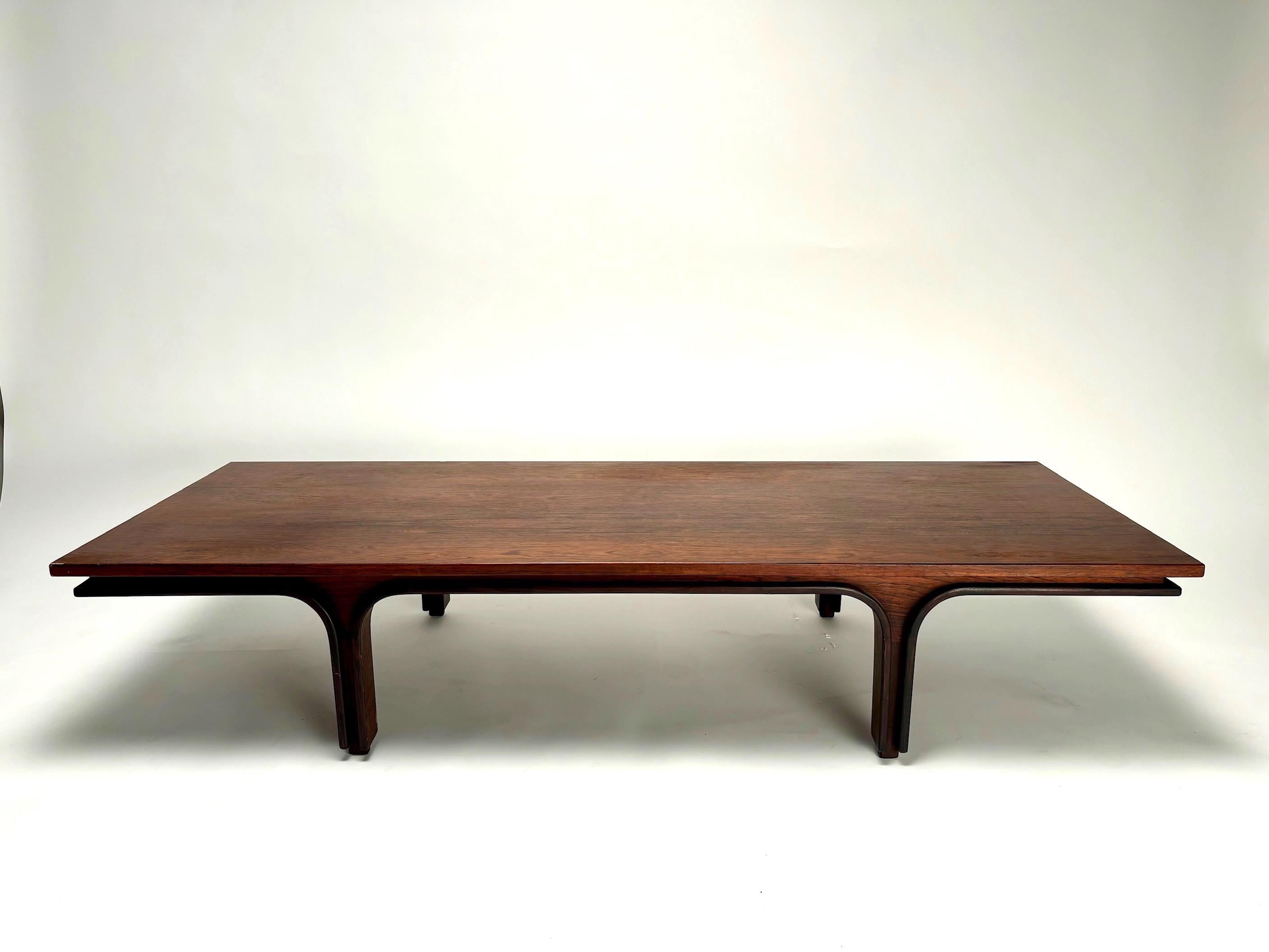 Rare and elegant wooden coffee table designed by the Italian architect and designer Gianfranco Frattini for the Bernini company (company logo present)

This is an essential and very elegant table, capable of furnishing your home space with style and