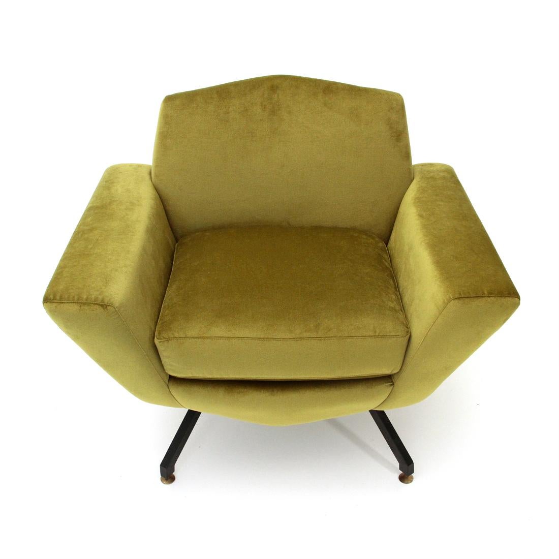 Italian square-shaped armchair manufactured in the 1960s.
Wooden frame padded and lined with new acid green velvet fabric.
Seat formed by removable cushion, and removable cover.
Legs in black painted metal with brass foot.
Excellent general