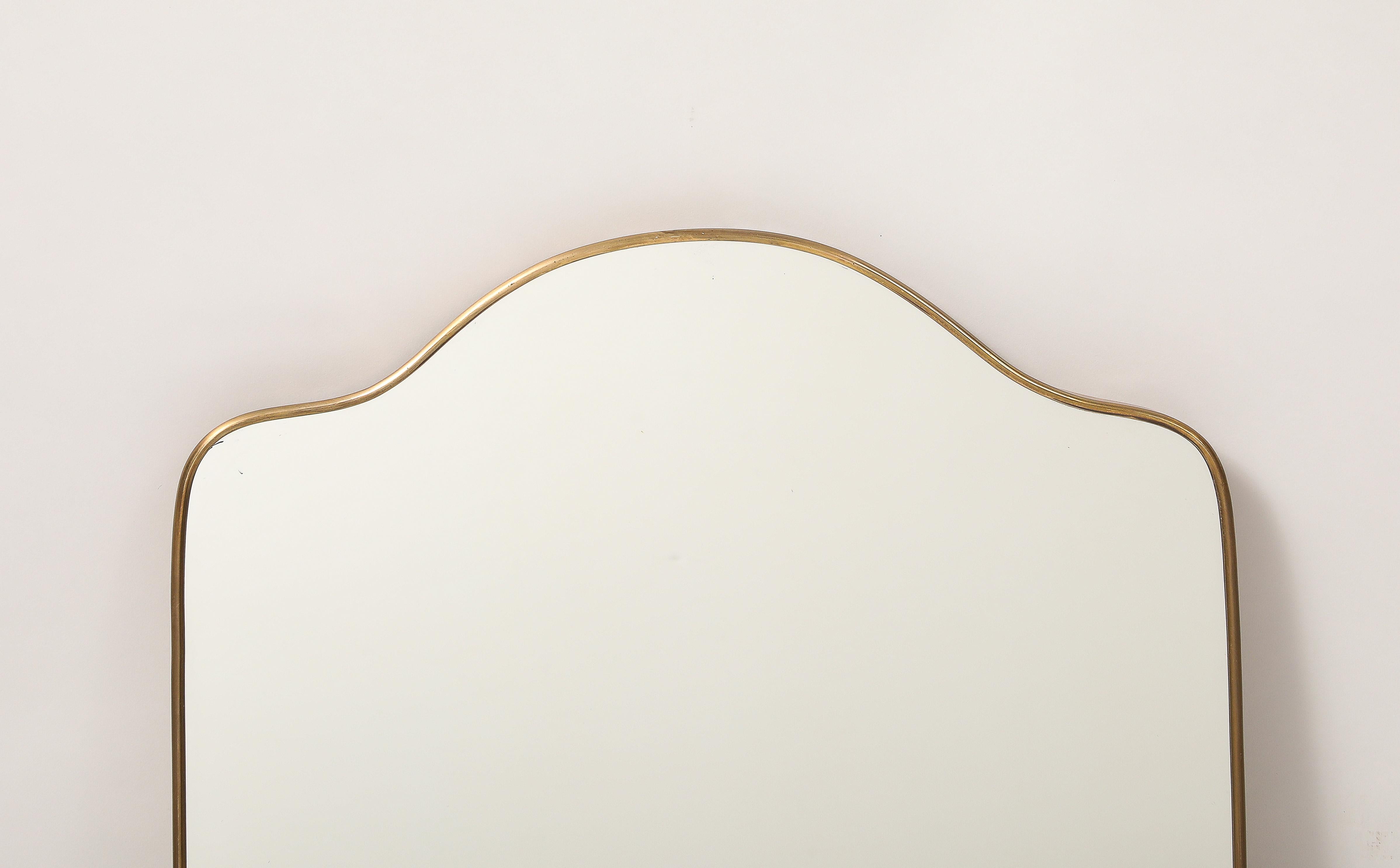 italien Miroir mural en laiton en forme d'arche, Italie du milieu du siècle, années 1950 en vente