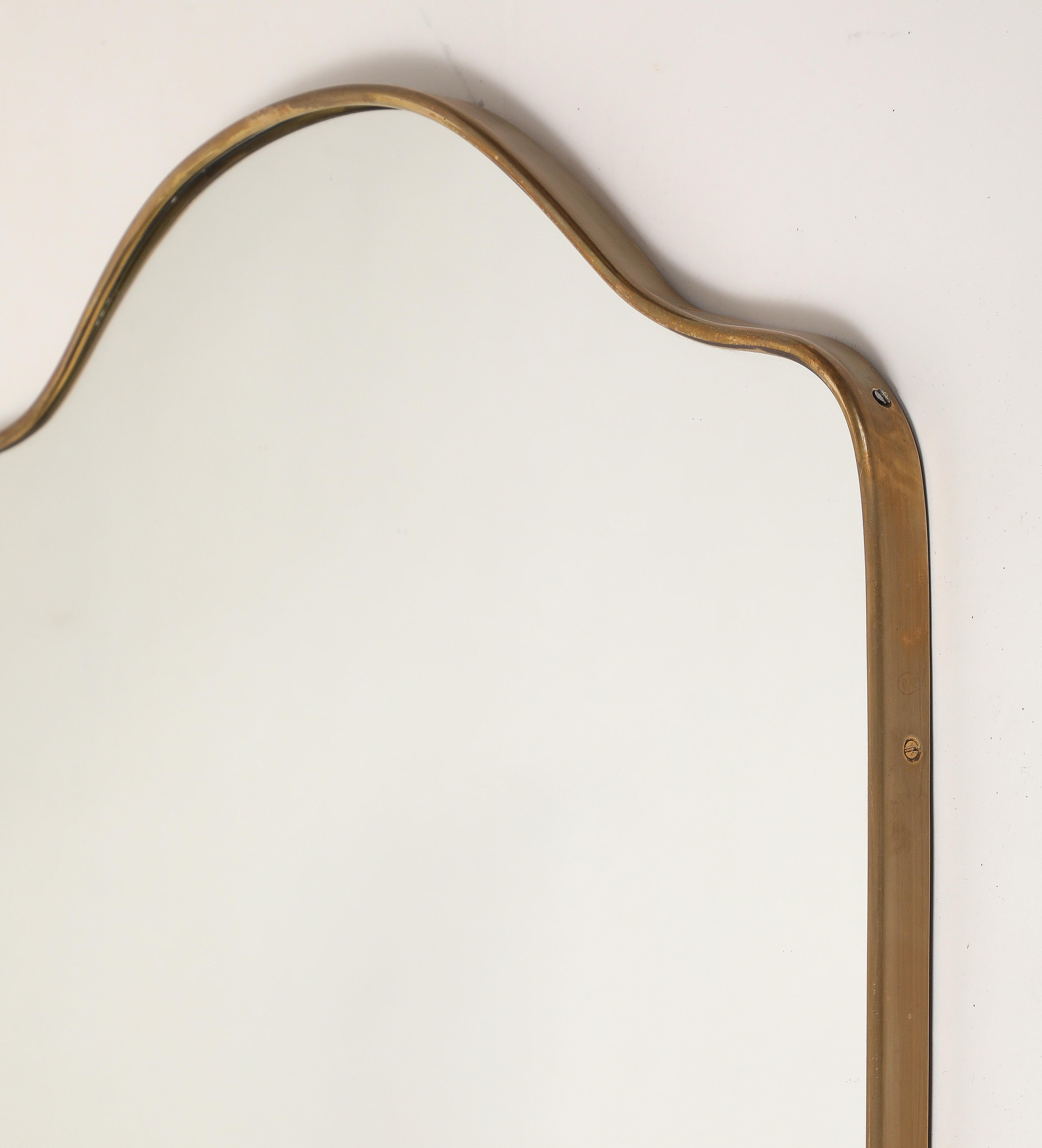 Milieu du XXe siècle Miroir mural en laiton en forme d'arche, Italie du milieu du siècle, années 1950 en vente