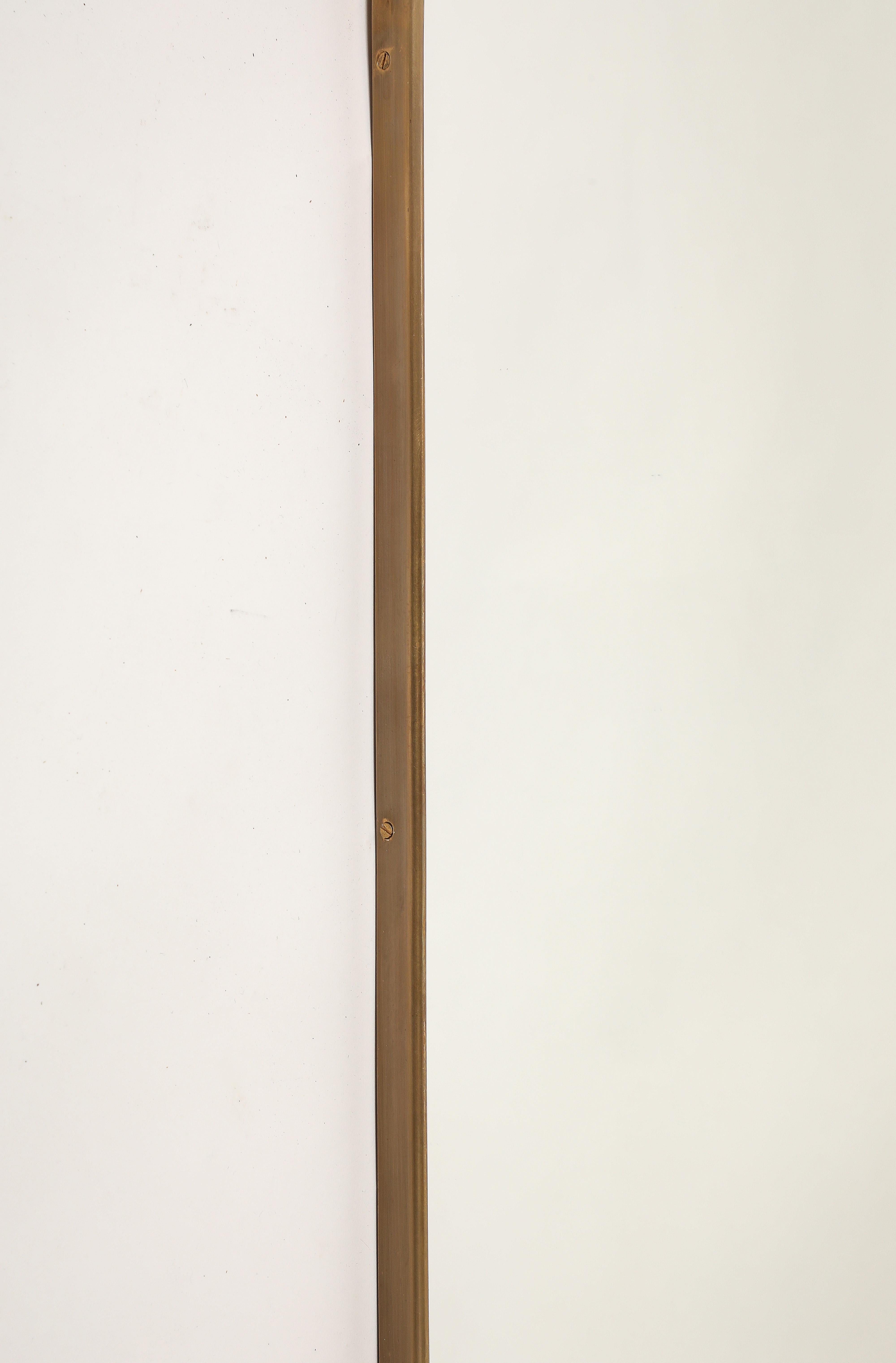 Laiton Miroir mural en laiton en forme d'arche, Italie du milieu du siècle, années 1950 en vente