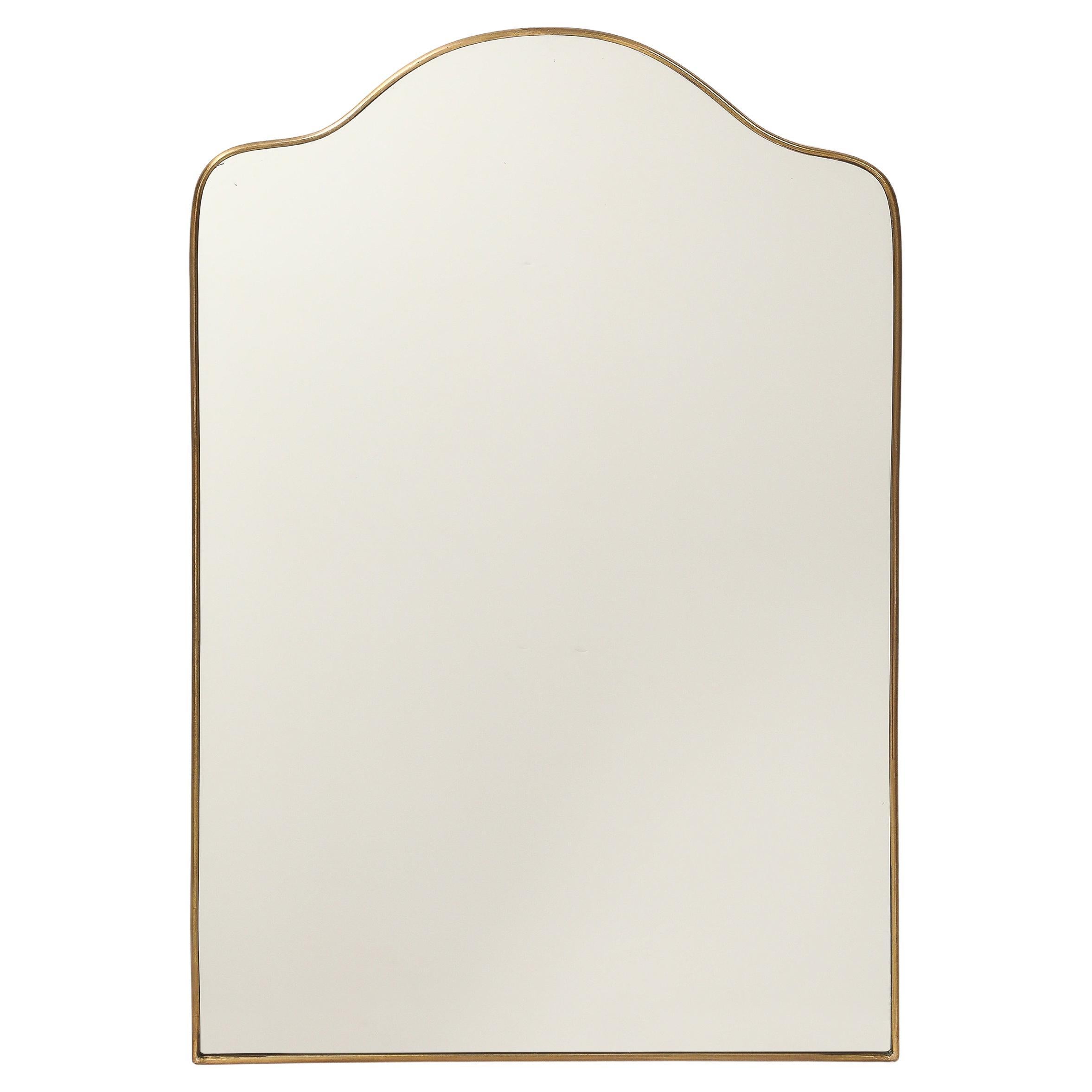 Espejo de pared italiano de latón en forma de arco de mediados de siglo, años 50