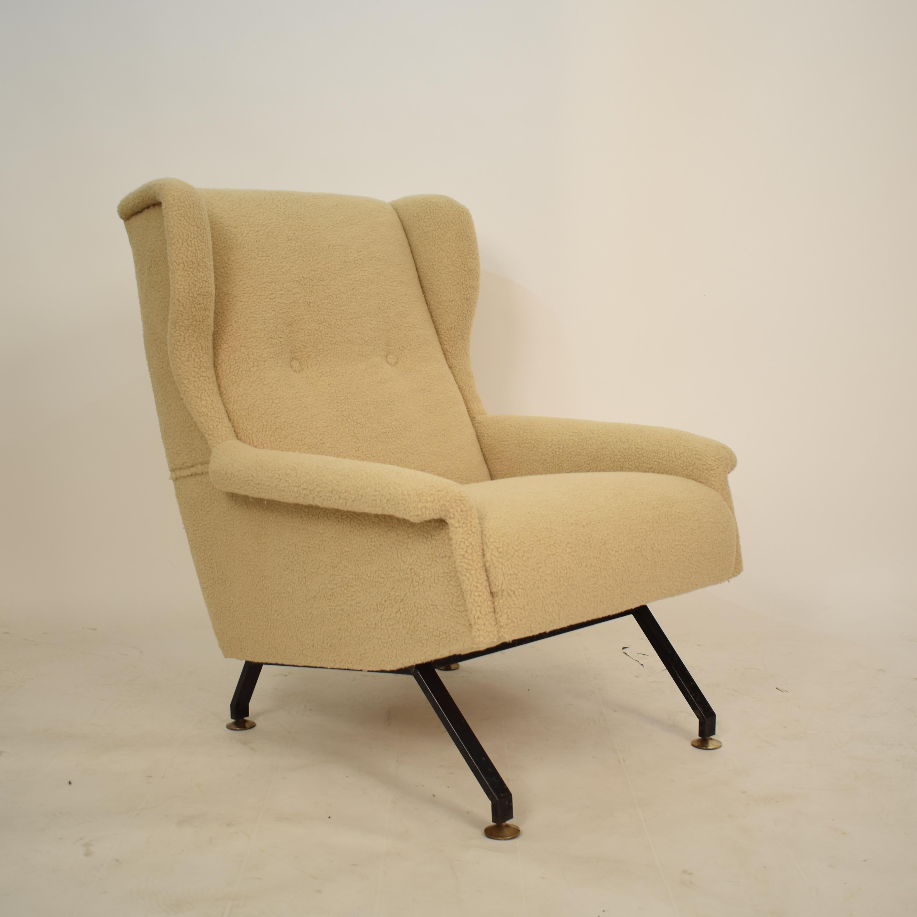 This beautiful midcentury Italian armchair or lounge chair was recently reupholstered in sandy or beige sheep wool fabric. It was made in the 1950s in Italy.
The legs are on a black lacquered metal base with brass endings.
A unique piece which is