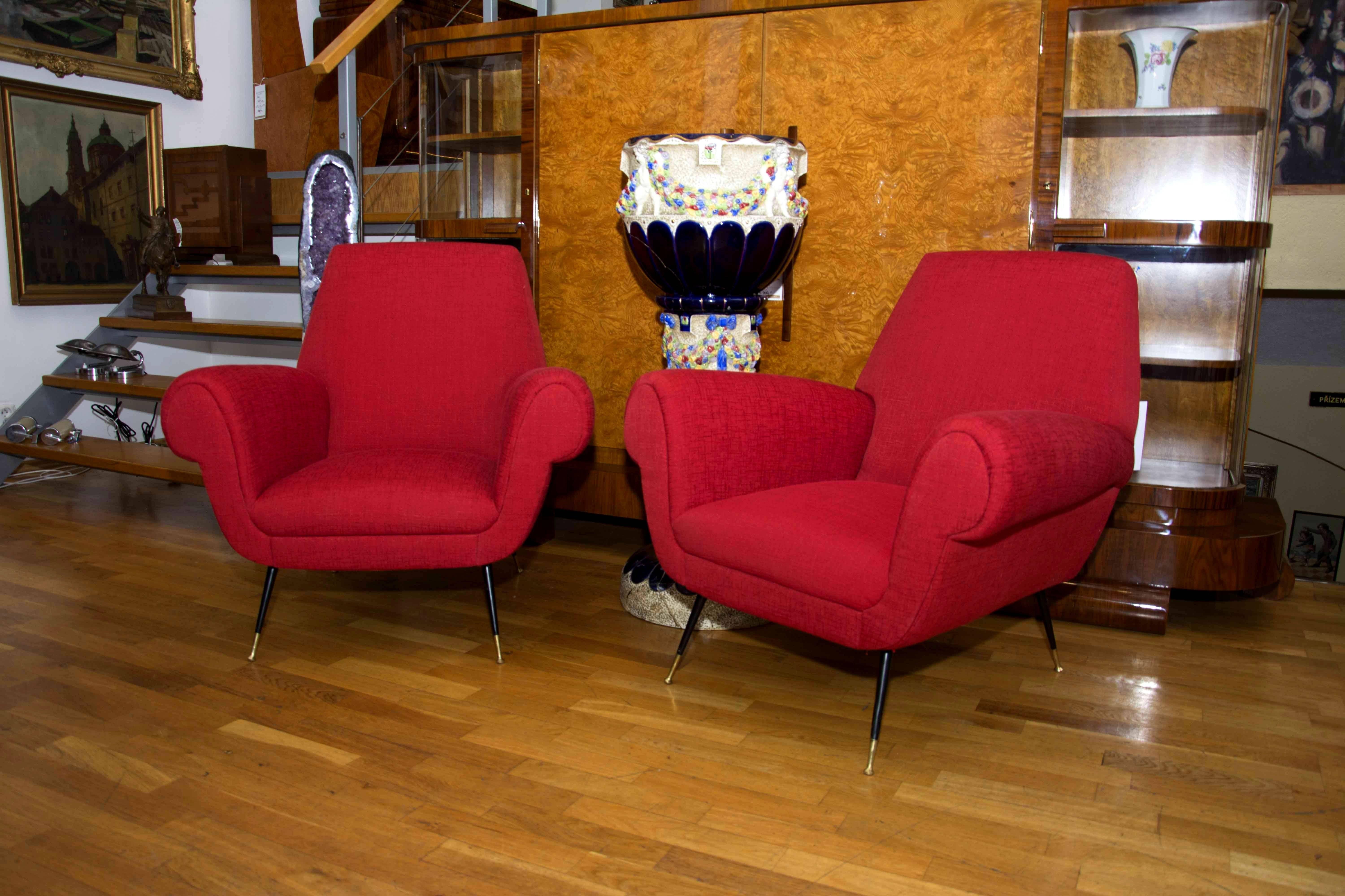This pair of midcentury Italian lounge armchairs was designed by Gigi Radice for Minotti in the 1950s. The chairs feature new red upholstery and black-lacquered steel and brass legs.