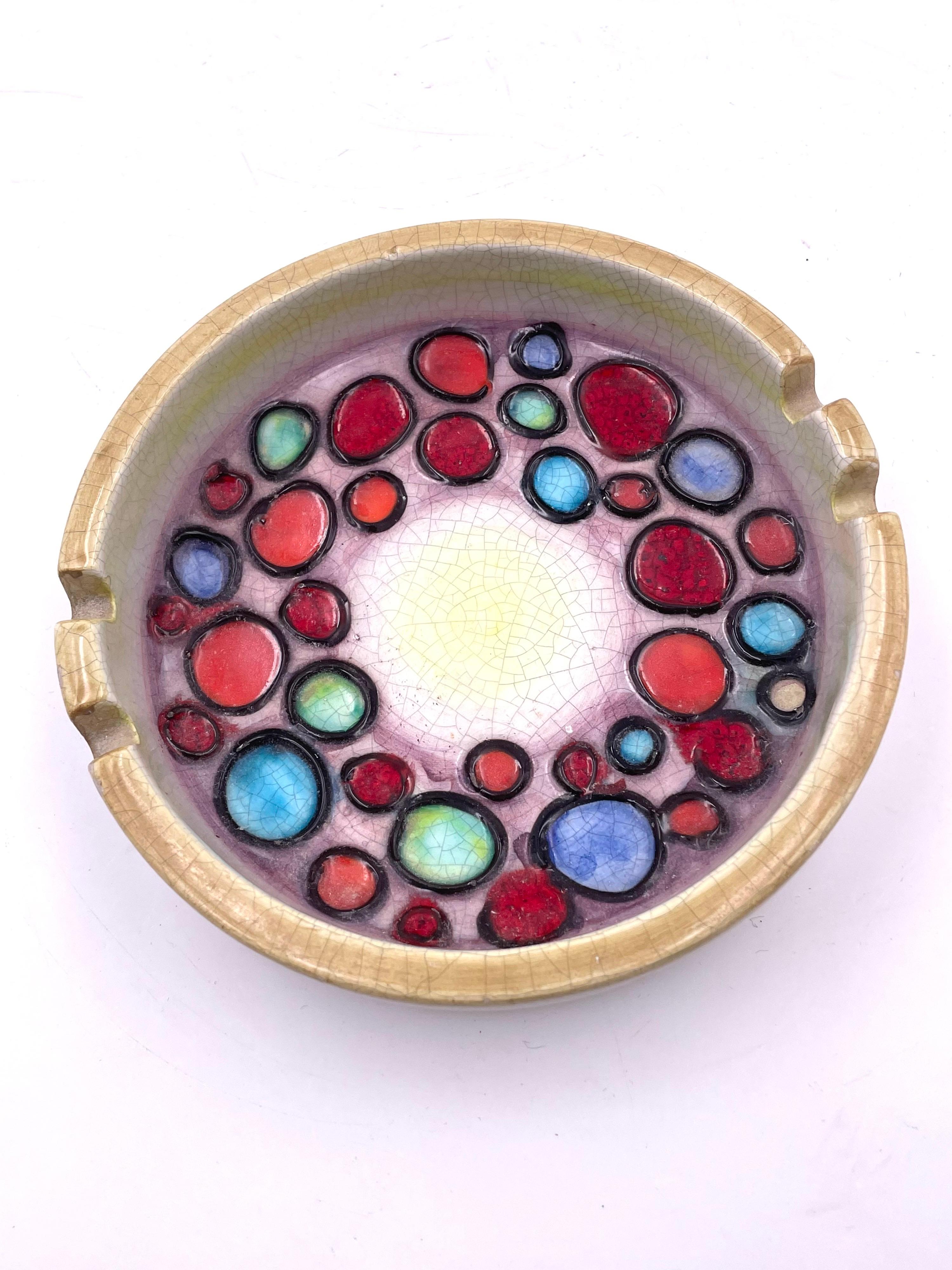 Stunning multi color combination on this large glazed ashtray by Bitossi for Raymor Imports, circa 1960s. The piece is quite unique and was made in Italy; great decor piece for any Mid-Century Modern setting.