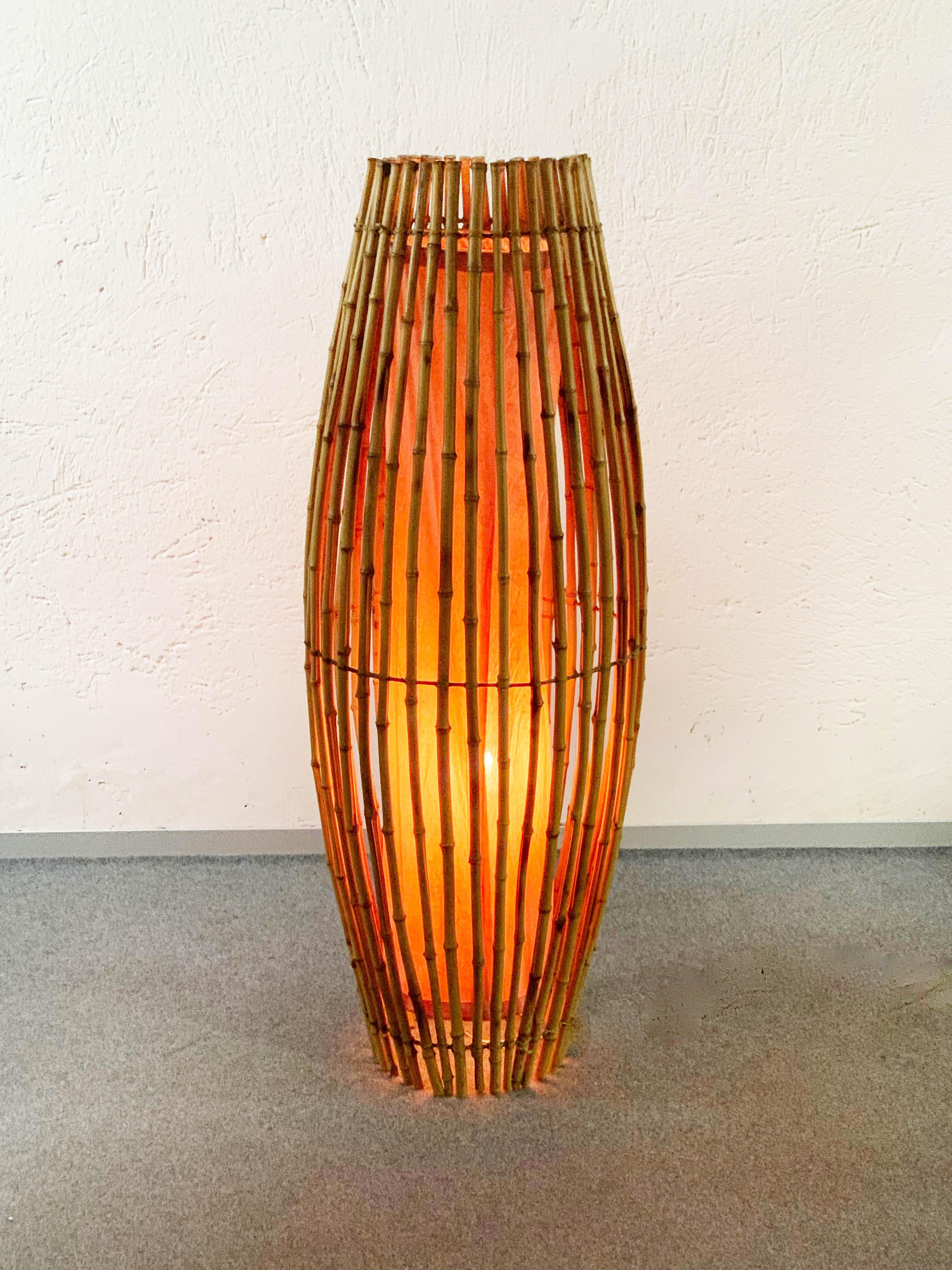 Mid-Century Modern Lampadaire italien du milieu du siècle dernier en bambou et rotin attribué à Albini, années 1960 en vente