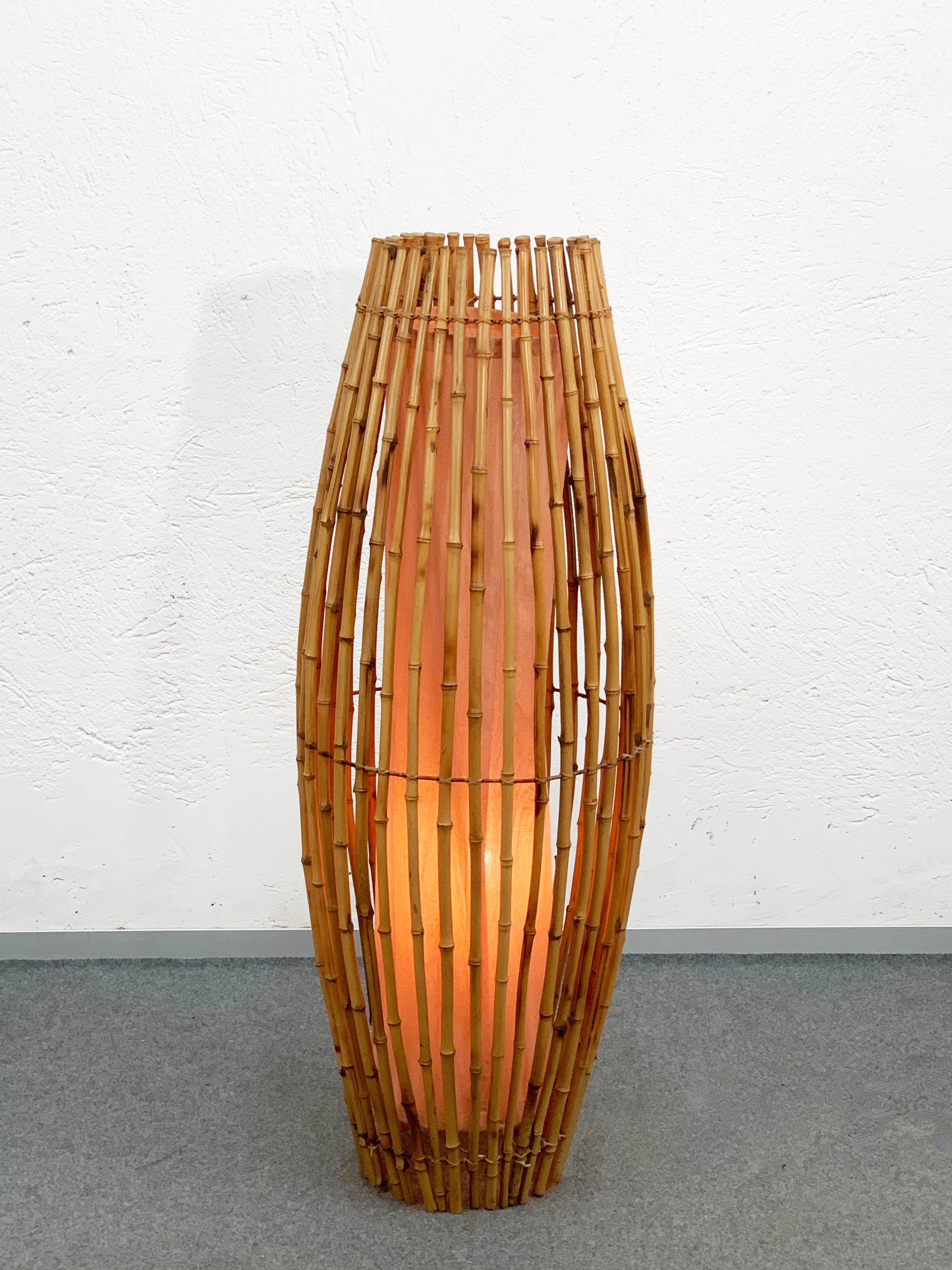 Italienische Stehlampe aus Bambus und Rattan aus der Mitte des Jahrhunderts, Albini zugeschrieben, 1960er Jahre (20. Jahrhundert) im Angebot