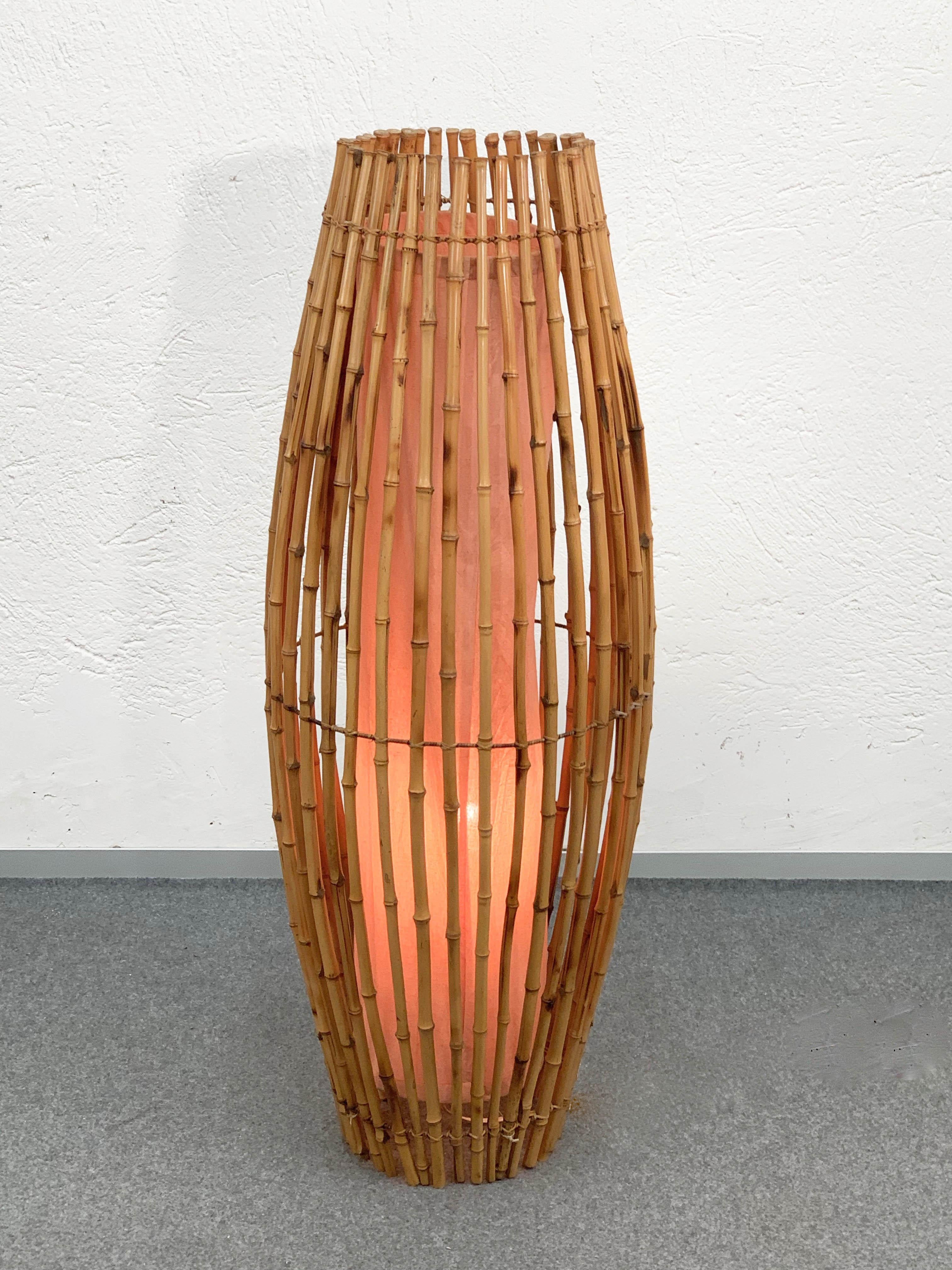 Tissu Lampadaire italien du milieu du siècle dernier en bambou et rotin attribué à Albini, années 1960 en vente