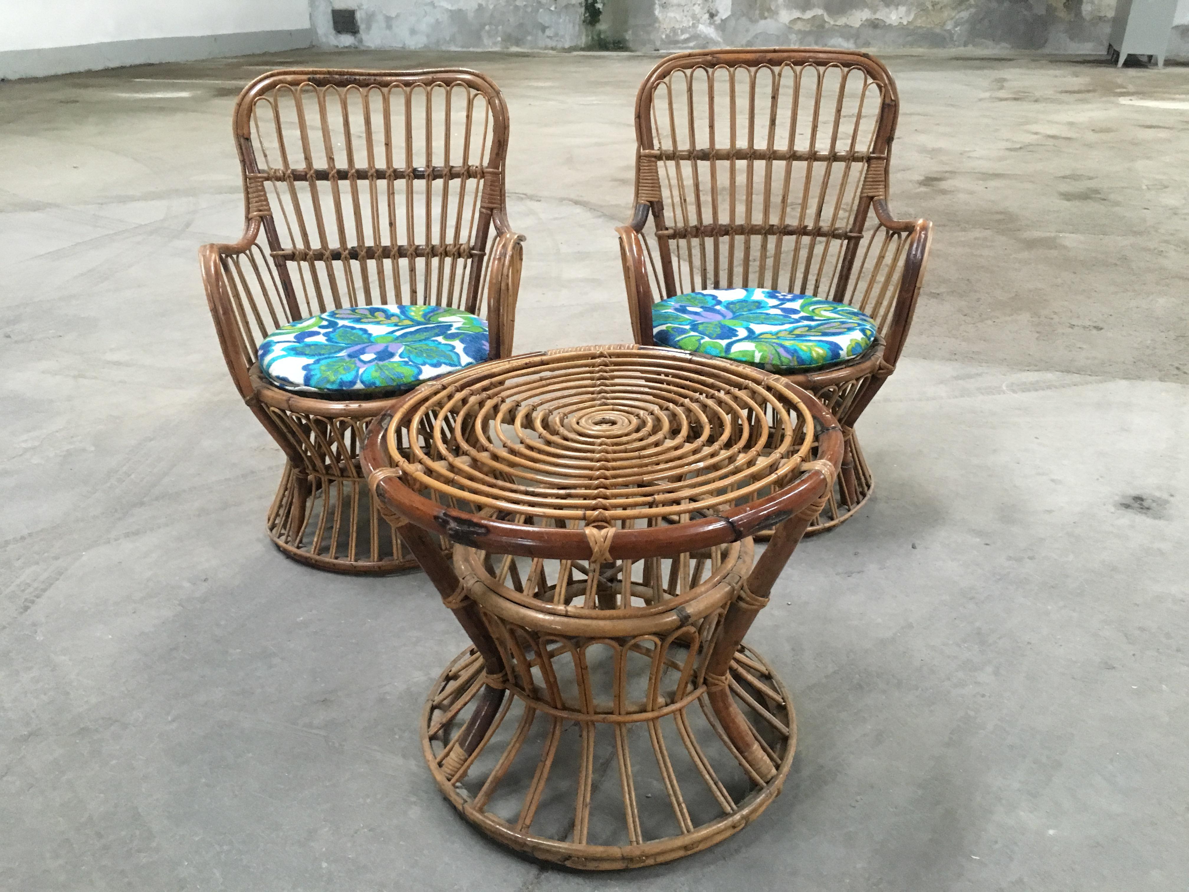 Italian bamboo and rattan living room set from 1950s composed by a pair of armchairs with vintage floral fabric cushions and a side table
Measurements:
Armchairs: cm 55 x cm 50 x height cm 83 (Seat Height cm.38)
Side table: Diameter cm 60 x
