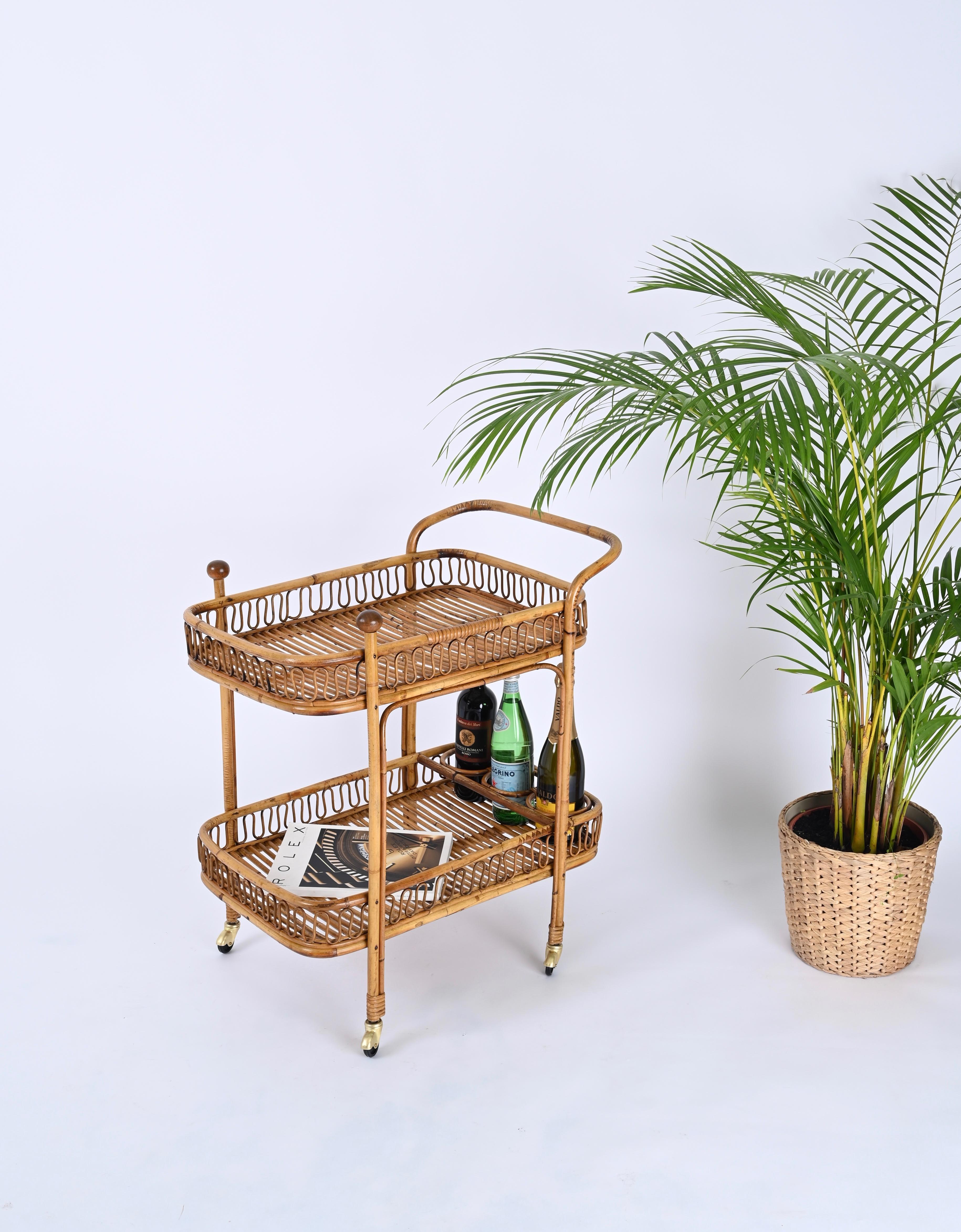 Marvellous mid-century rectangular bar cart trolley fully made in bamboo, curved rattan and wicker. This unique piece was hand-made with perfect proportions, great example of fine Italian craftsmanship from the 60s.

A wonderful piece with