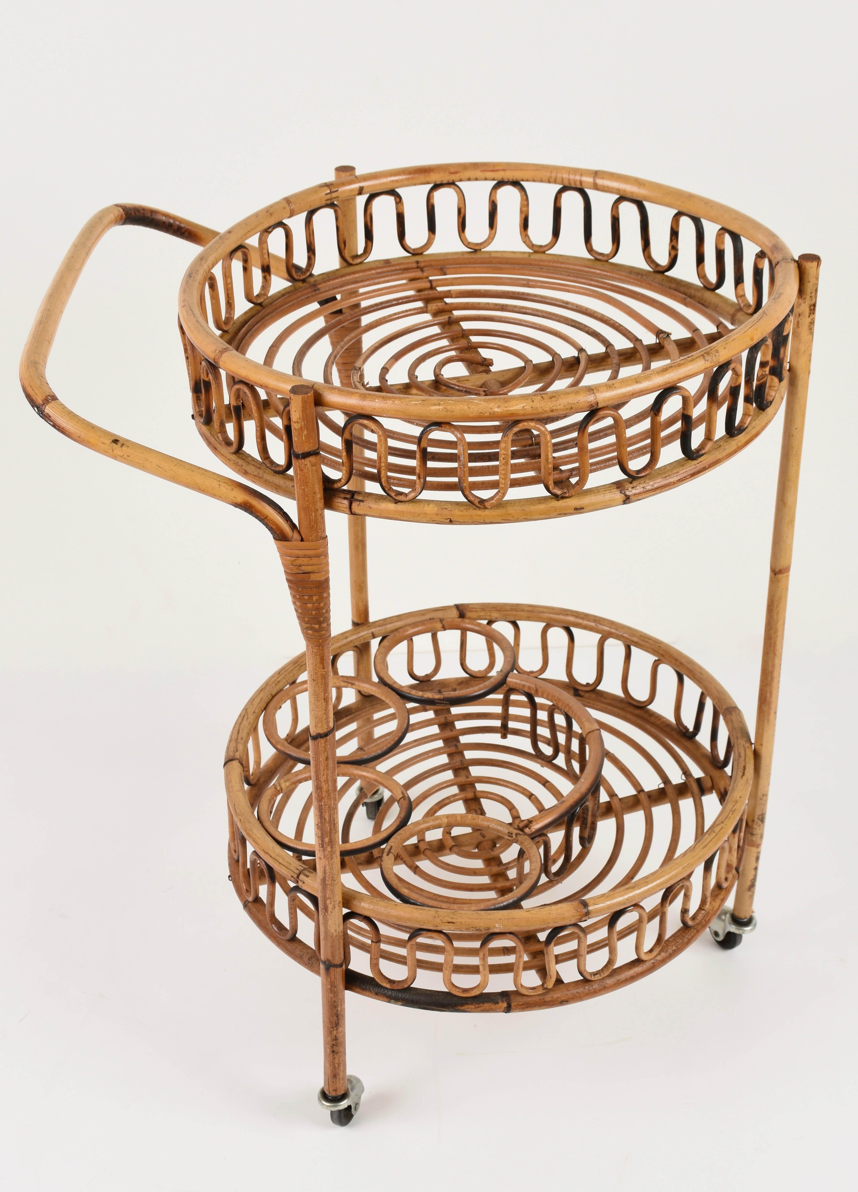 Midcentury Italian Bamboo and Rattan Round Serving Bar Cart Side Table, 1960s In Good Condition In Roma, IT