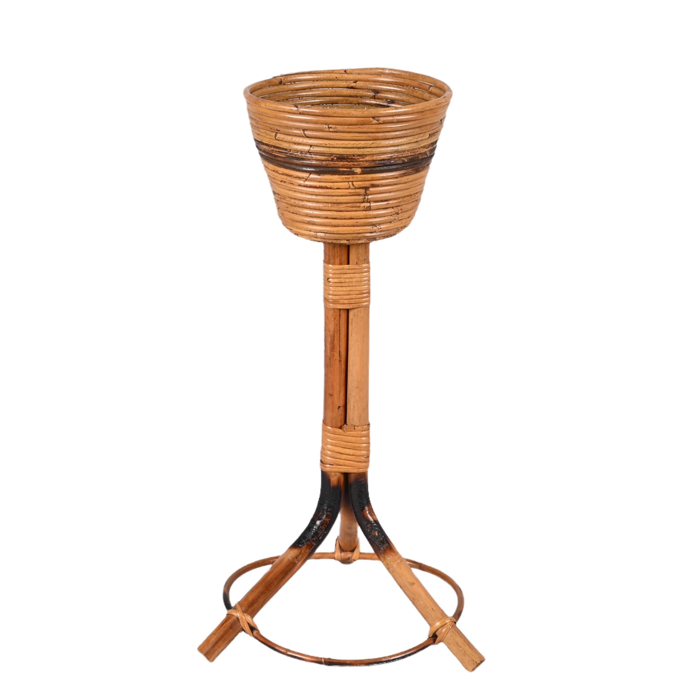 Amazing mid-century curved bamboo and wicker flower or plant stand. This fantastic object was designed in Italy during the 1960s.

This magnificent piece has a solid bamboo frame with a tripod base, while the fantastic plant holder is made of
