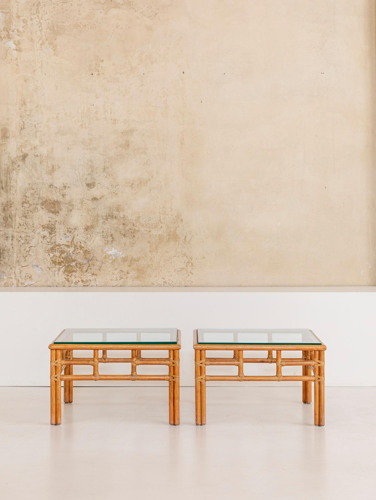 Atemberaubende kleine Couchtische aus Bambus mit original Glasplatte, diese schönen Stücke wurden von Lyda Levi's um 1970 entworfen
Diese Tische können mit dem gesamten Set, bestehend aus zwei Sofas, zwei Sesseln mit Hocker, einem Set von 10