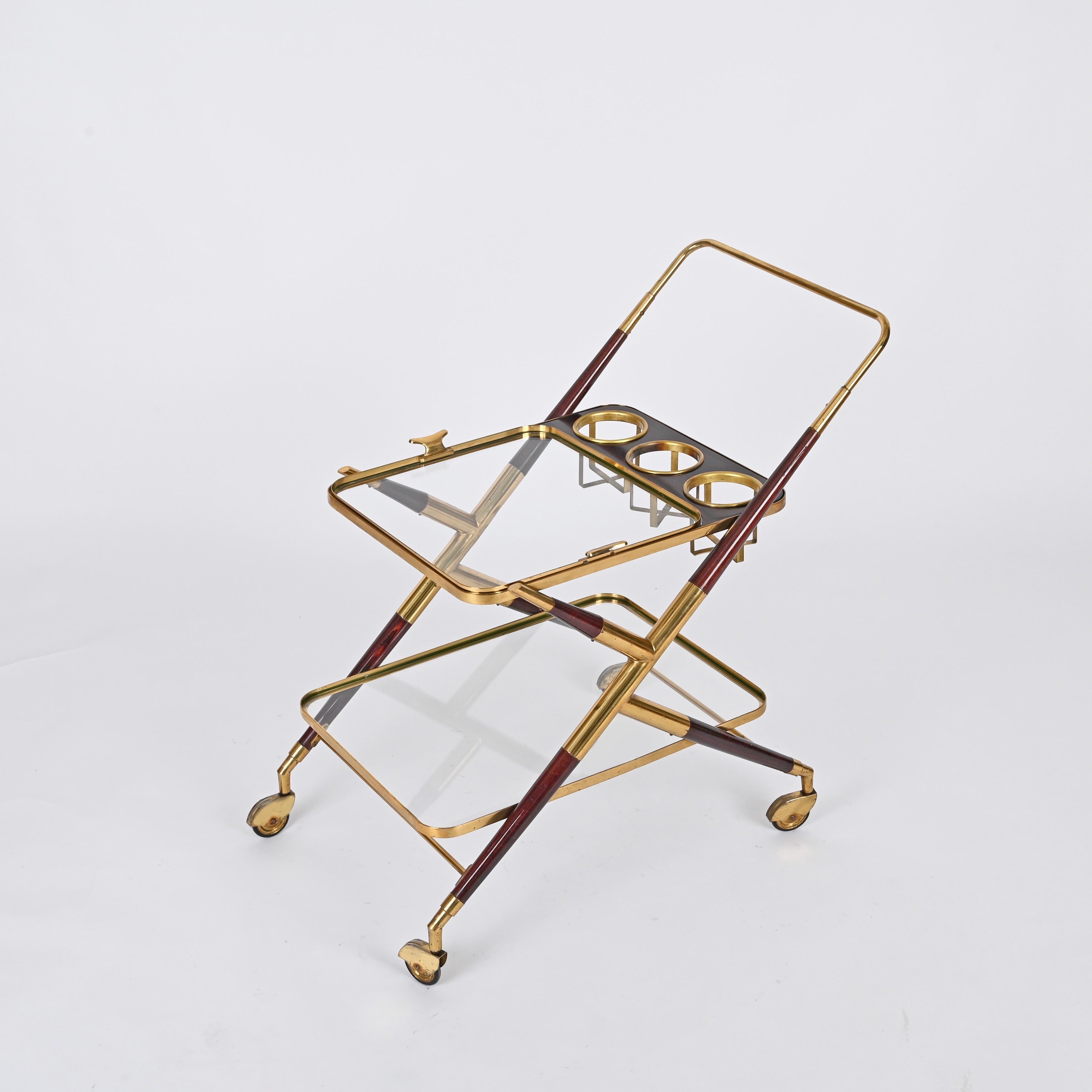 Magnifique chariot de bar italien avec plateau supérieur amovible en laiton et acajou, conçu par Cesar Lacca en Italie dans les années 1950.

Ce chariot incroyablement élégant et unique est doté d'une structure en X en laiton doré. La partie