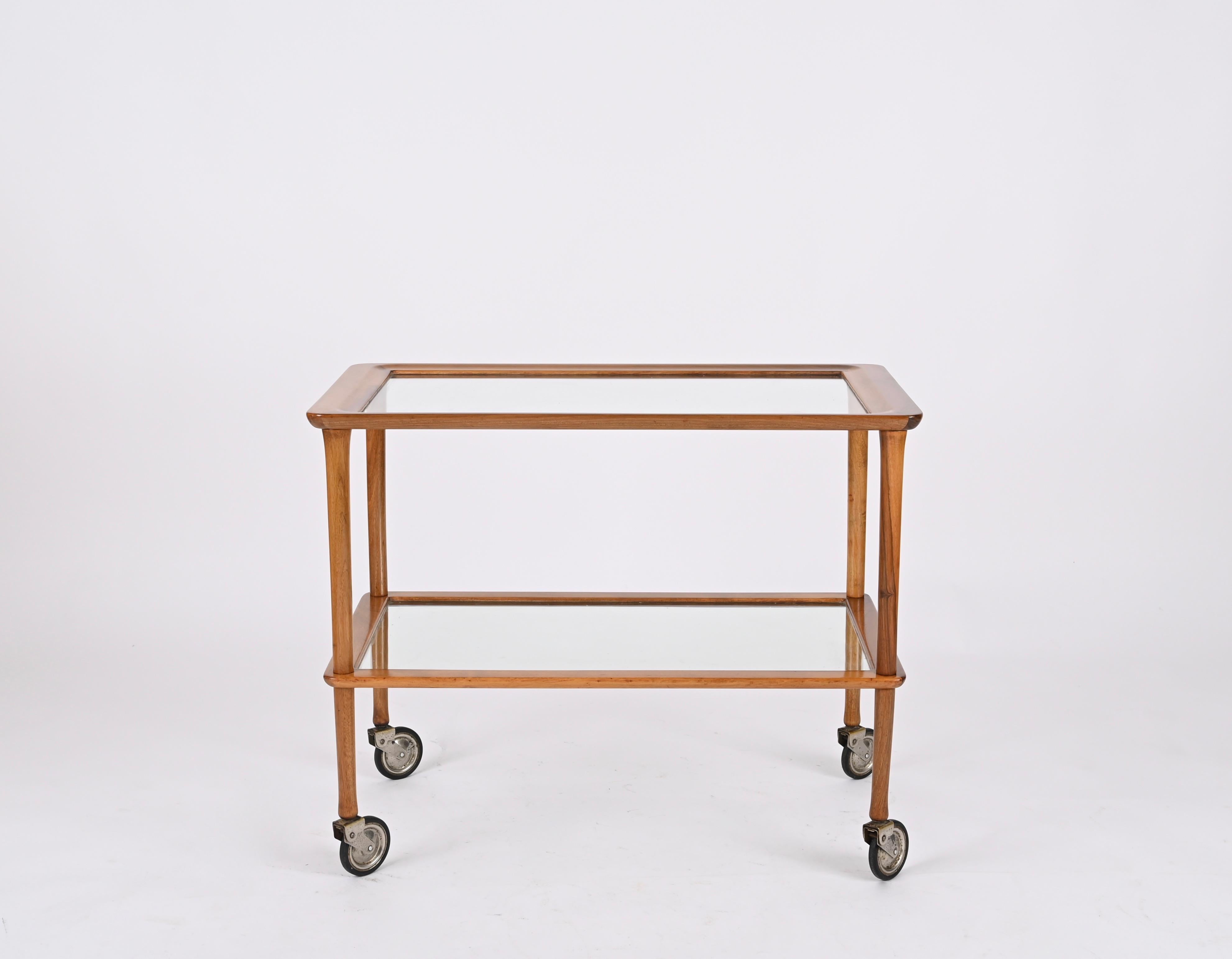 Stunning Mid-Century serving bar cart fully made in solid walnut wood. This fantastic cart was designed by cesare Lacca in Italy during the 1960s.

The straight simple lines and the quality of the beautiful blonde walnut wood make this cart