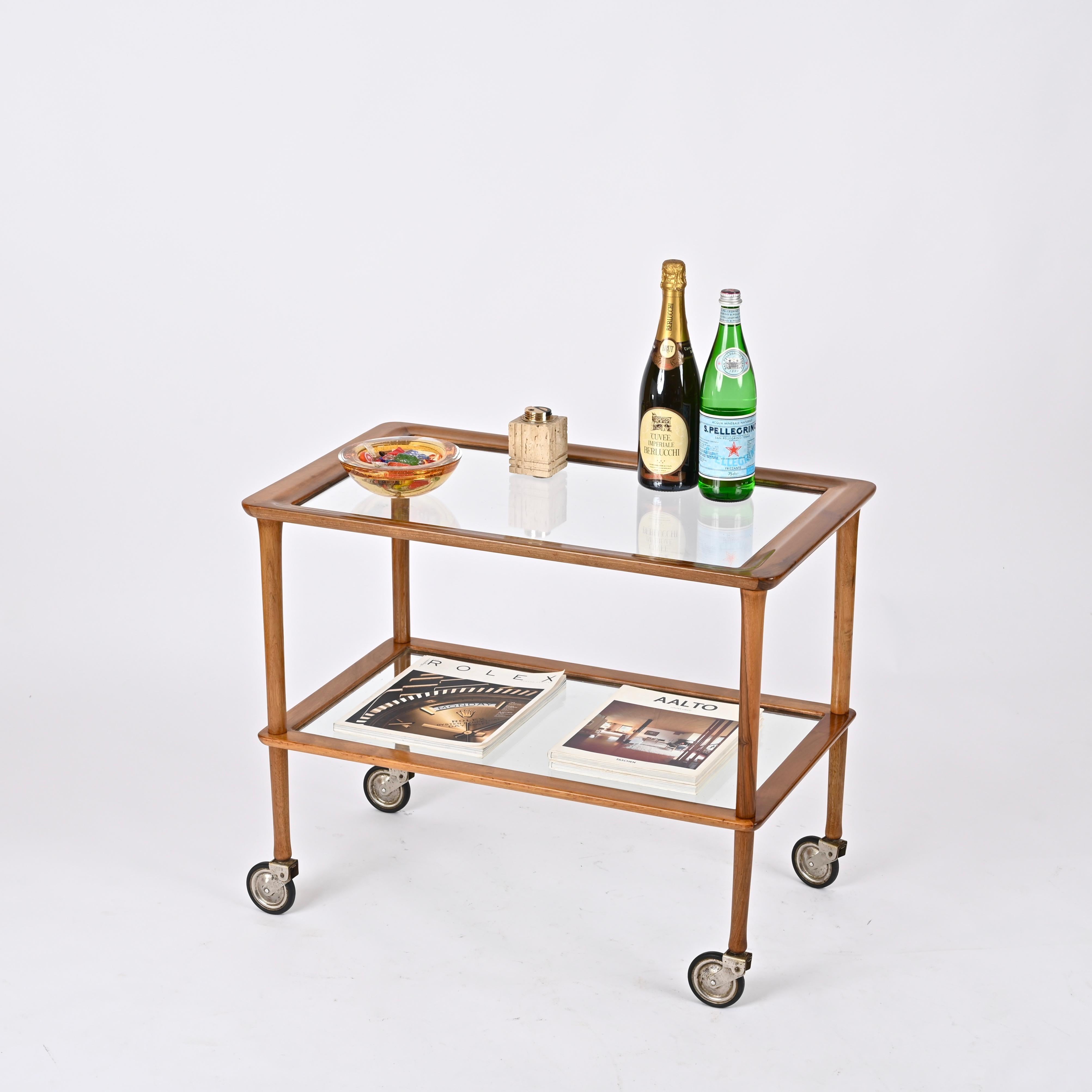 Midcentury Italian Bar Cart in Walnut and Glass, Cesare Lacca, Italy, 1960s In Good Condition For Sale In Roma, IT