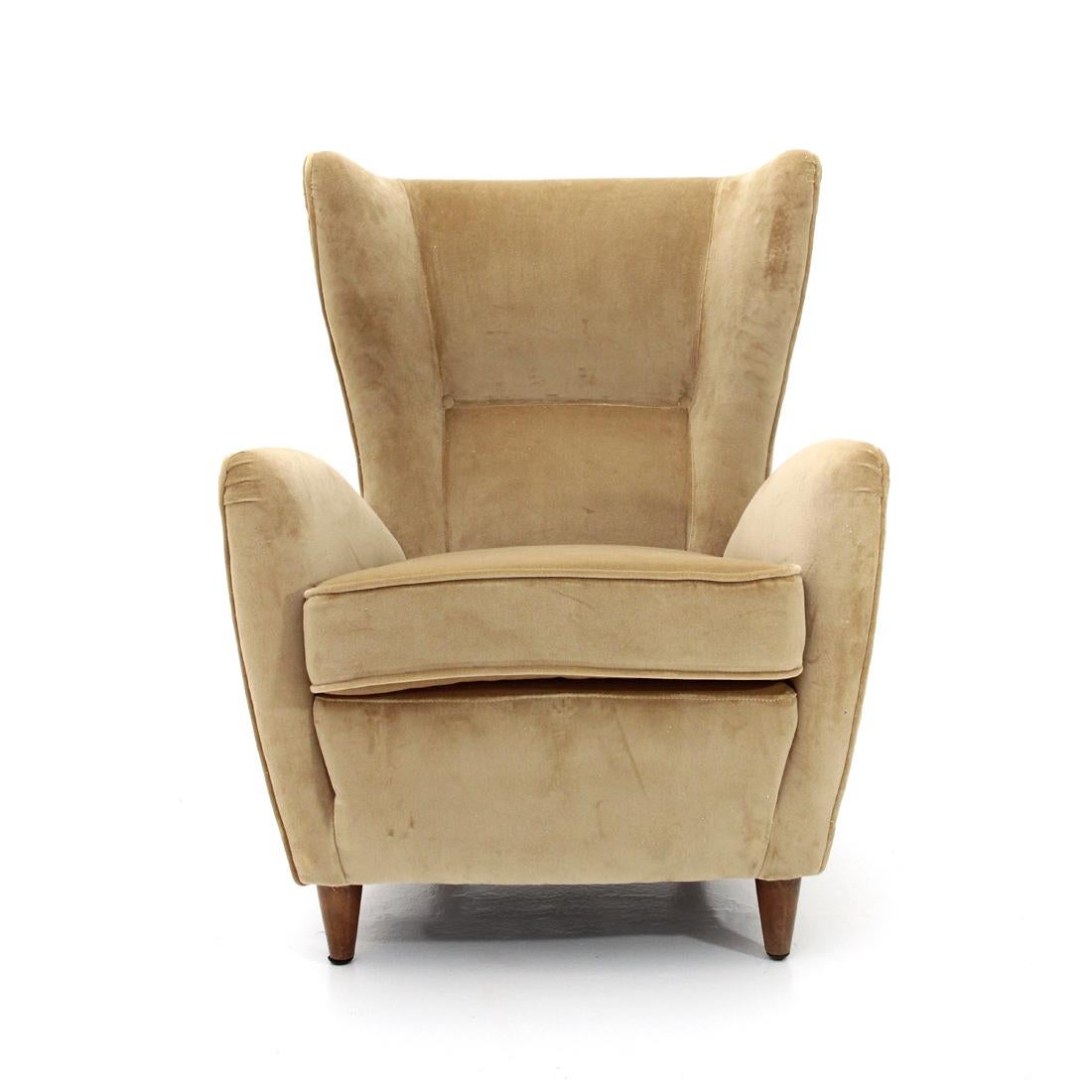 Italian manufacturing armchair produced in the 1950s.
Wooden frame padded and lined with new beige velvet fabric.
Back with stitched buttons.
Seat with cushion, removable lining.
Legs in turned wood.
Excellent general conditions.

Dimensions: