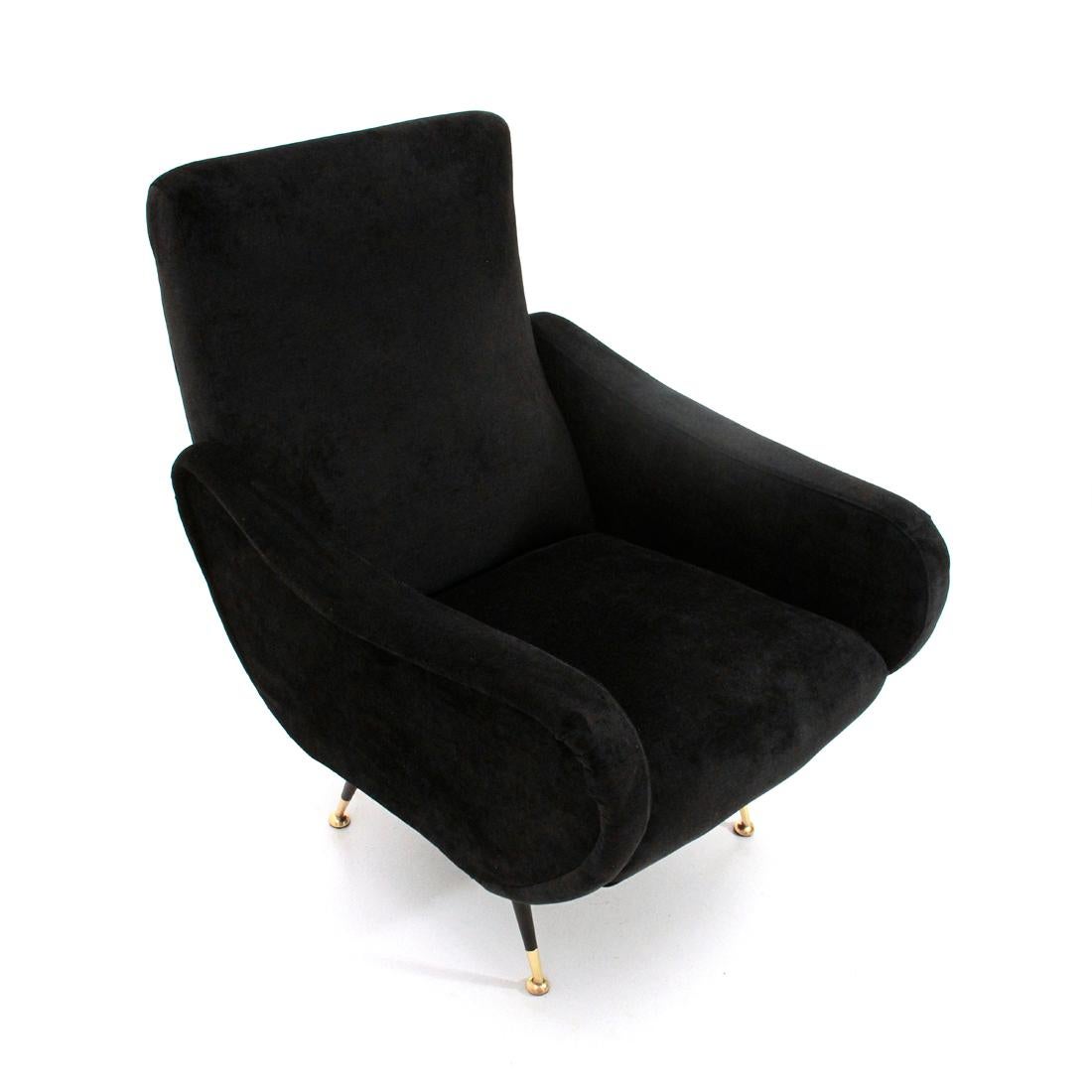 Italian manufacturing armchair produced in the 1950s.
Wooden frame padded and lined with new fabric in black velvet.
Legs in black painted metal and brass feet.
Excellent general conditions.

Dimensions: Width 70 cm, depth 85 cm, height 90 cm,