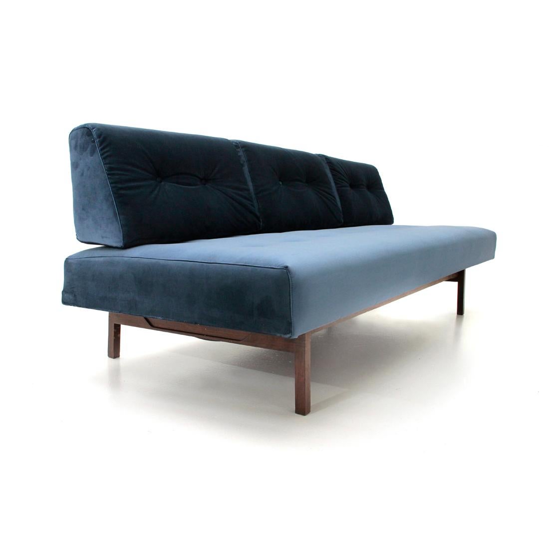 Sofa produced by Cassina designed by Gianfranco Frattini in the 50s.
Solid wood frame with visible joints.
Seat in wood and metal padded and lined with new velvet fabric with stitching.
Backrest formed by three removable cushions, padded and