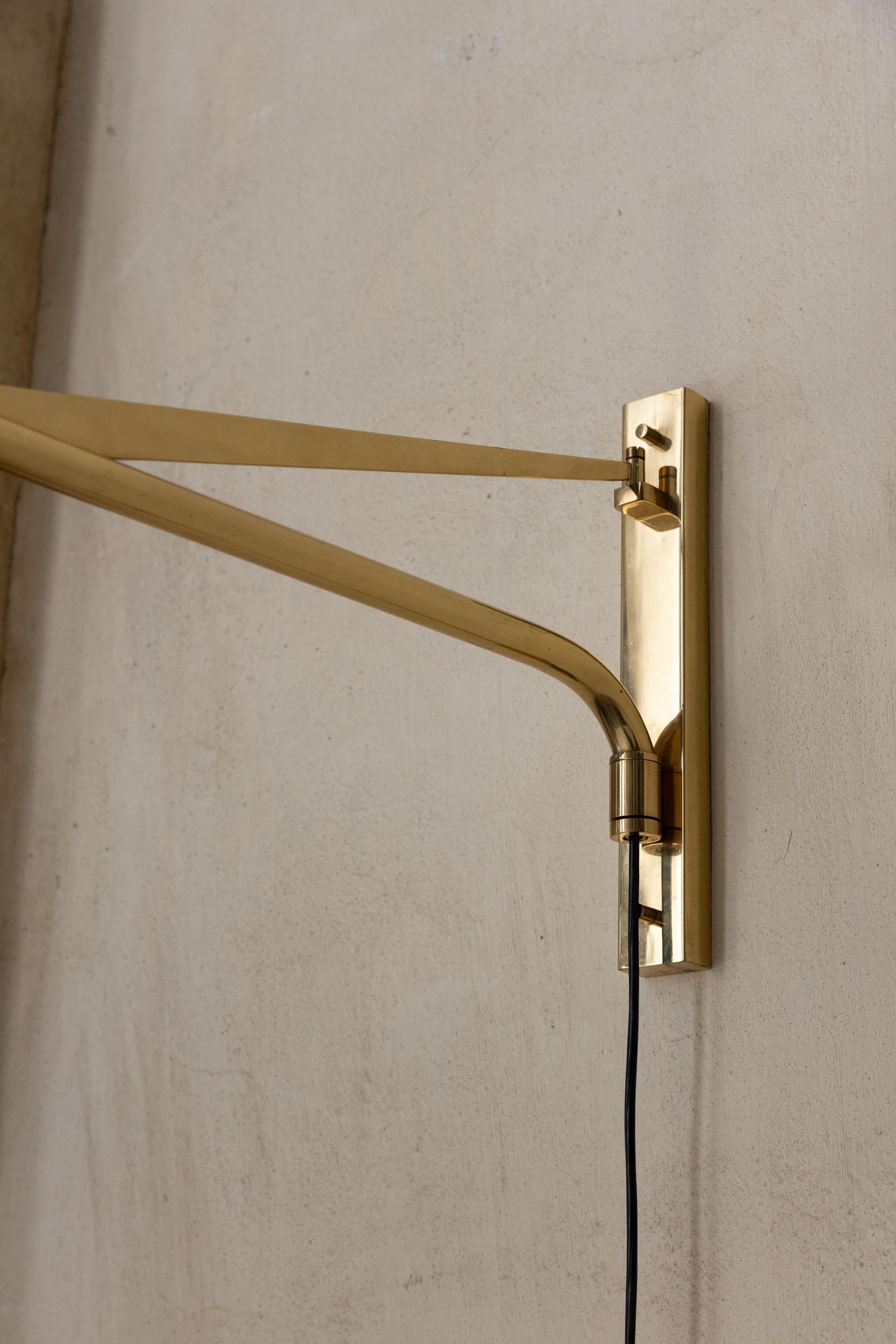 Midcentury italian brass adjustable wall light For Sale 5