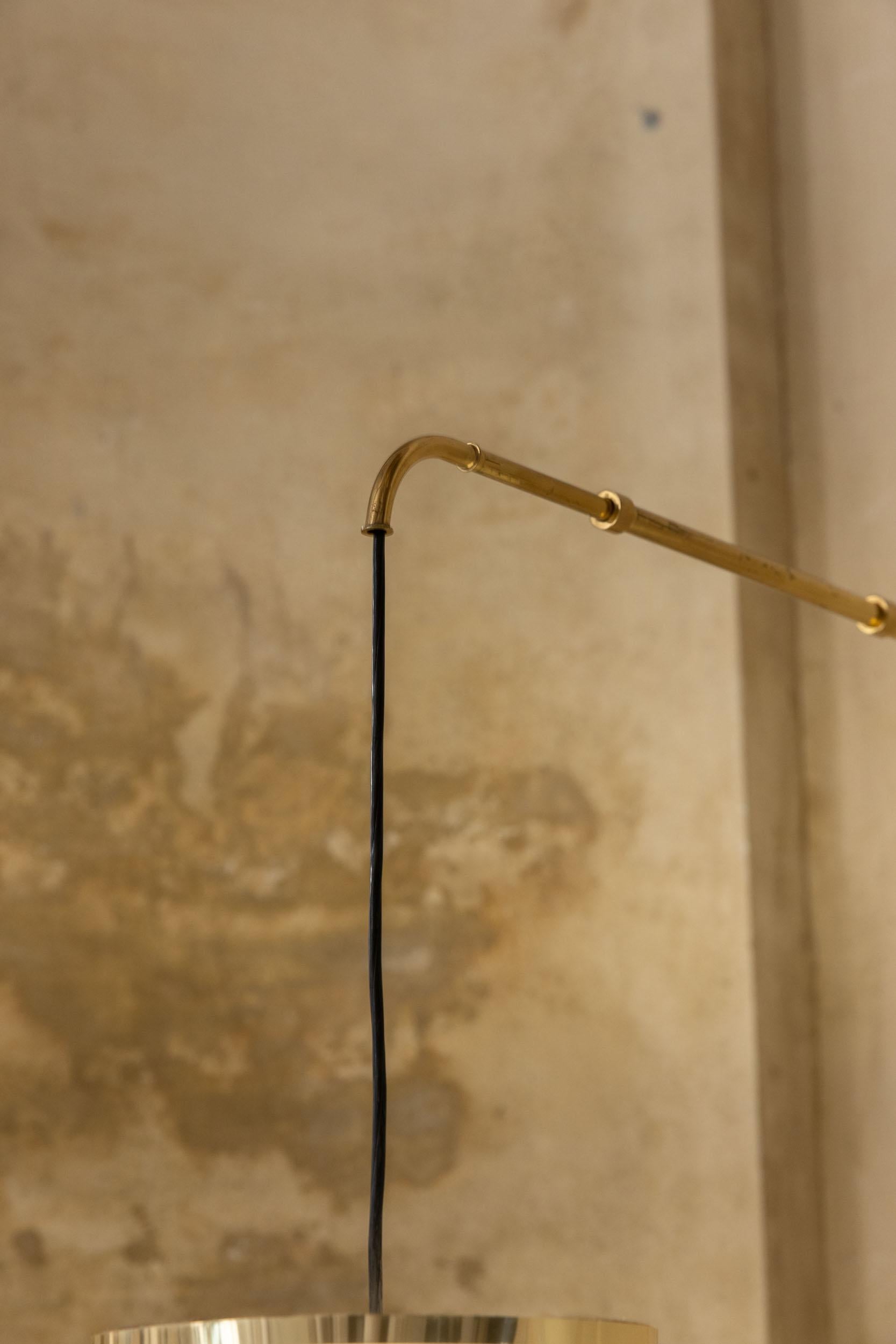 Midcentury italian brass adjustable wall light For Sale 1