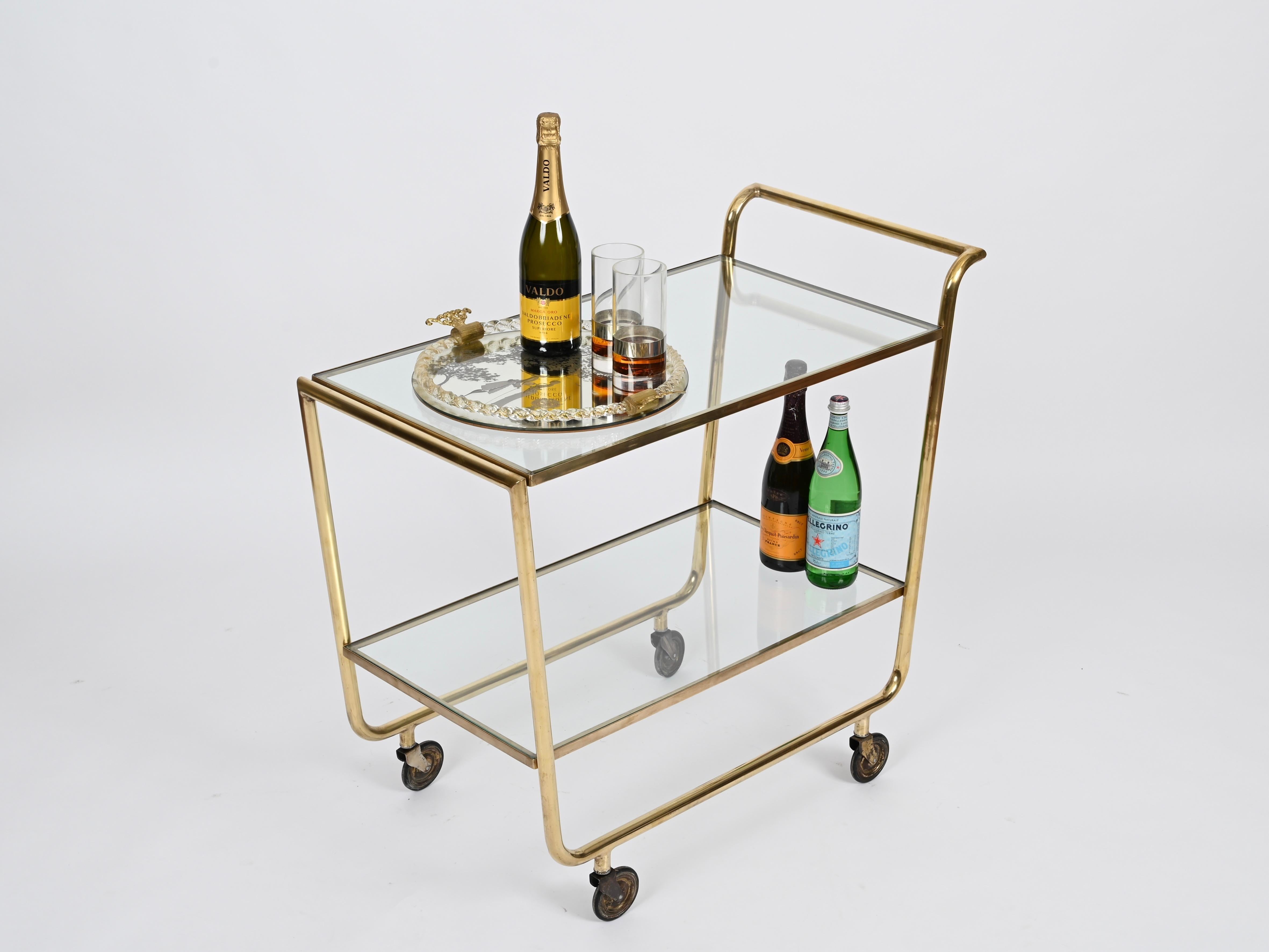 Grand chariot de bar en laiton et cristal, Cesar Lacca, années 1950 en vente 3