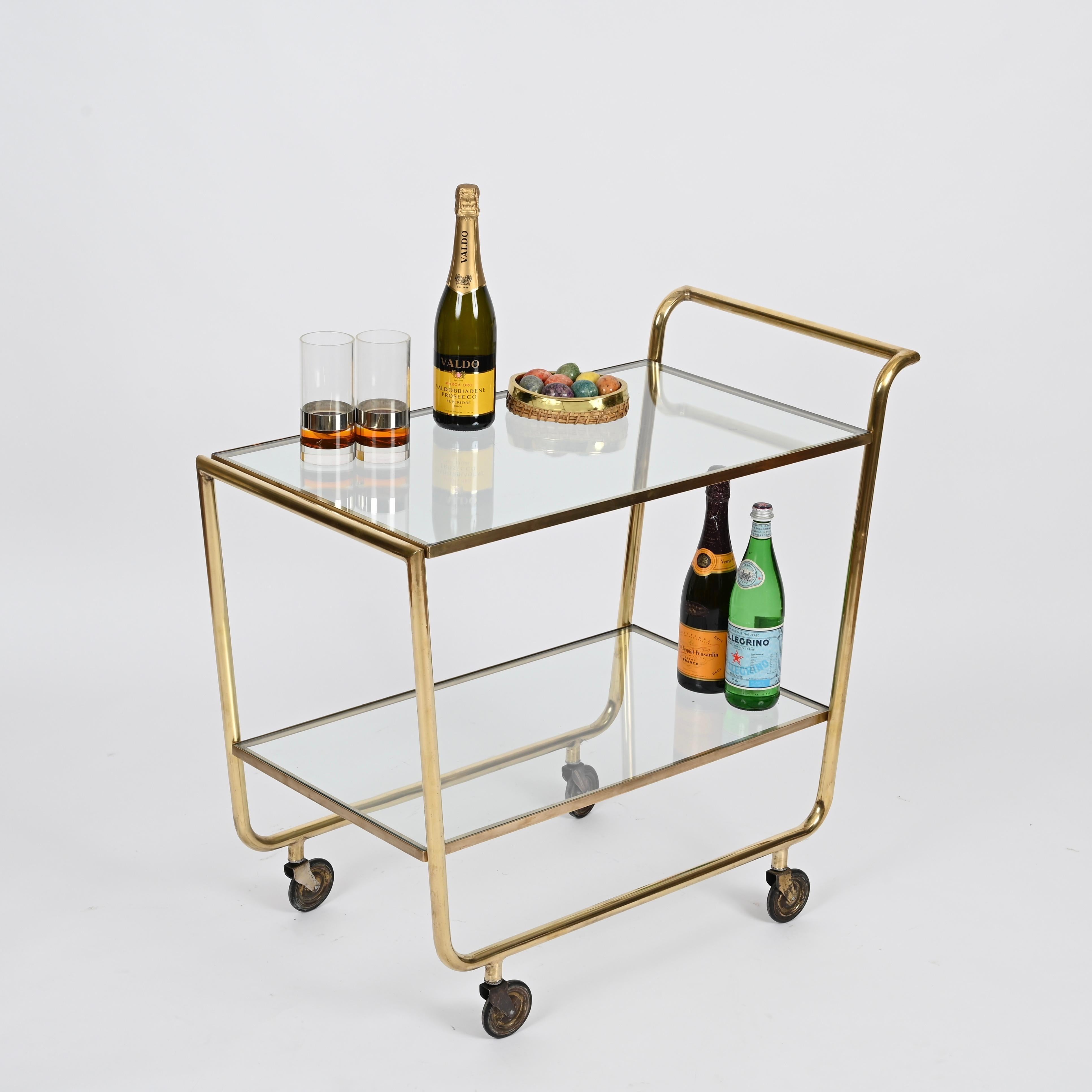 Fabuleux chariot de bar italien du milieu du siècle en laiton doré et cristal. Ce grand chariot de bar incroyablement élégant et unique a été produit en Italie dans les années 1950 et est attribué à Cesar Lacca.

Dans un état exceptionnel, le laiton