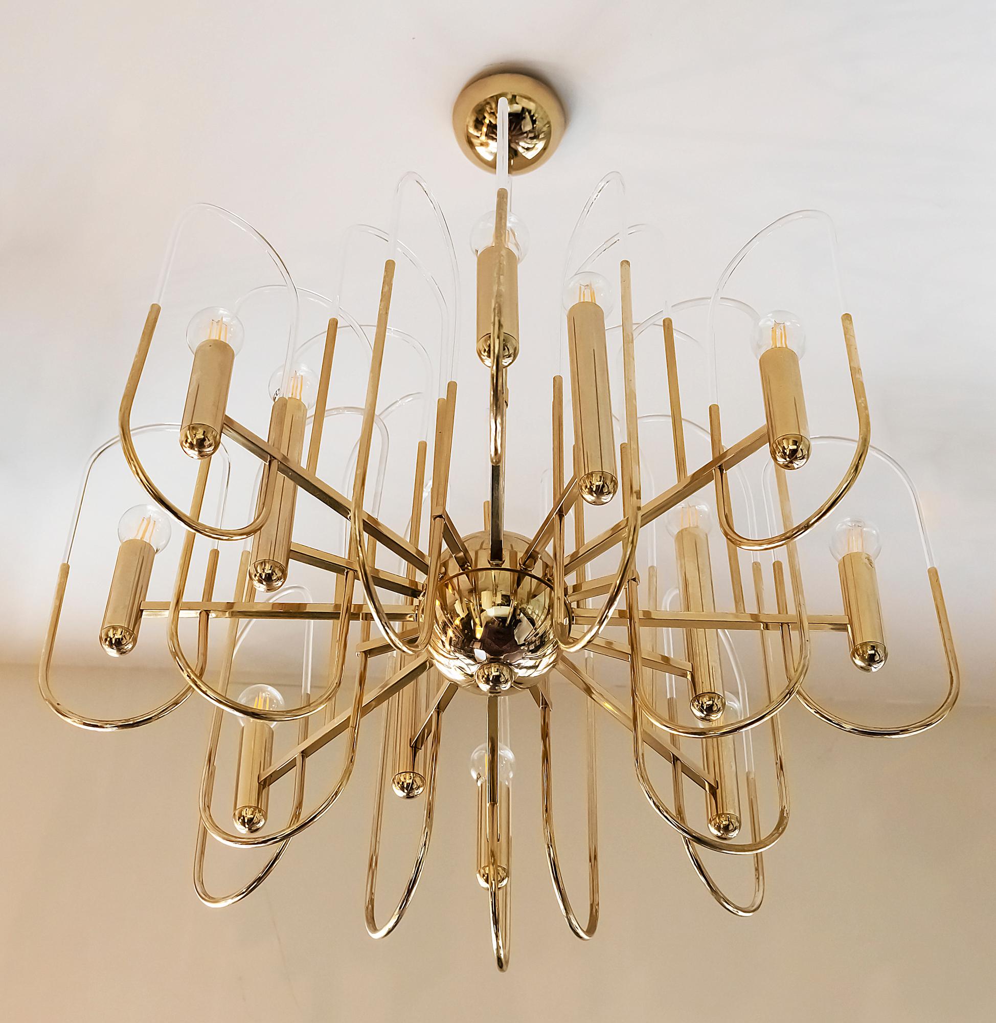 Italian mid-century polished gilt brass chandelier with clear glass elements in the holders.
This chandelier includes 12 pieces. E14 bulbs.
Its is in a very good original vintage condition.
  
   