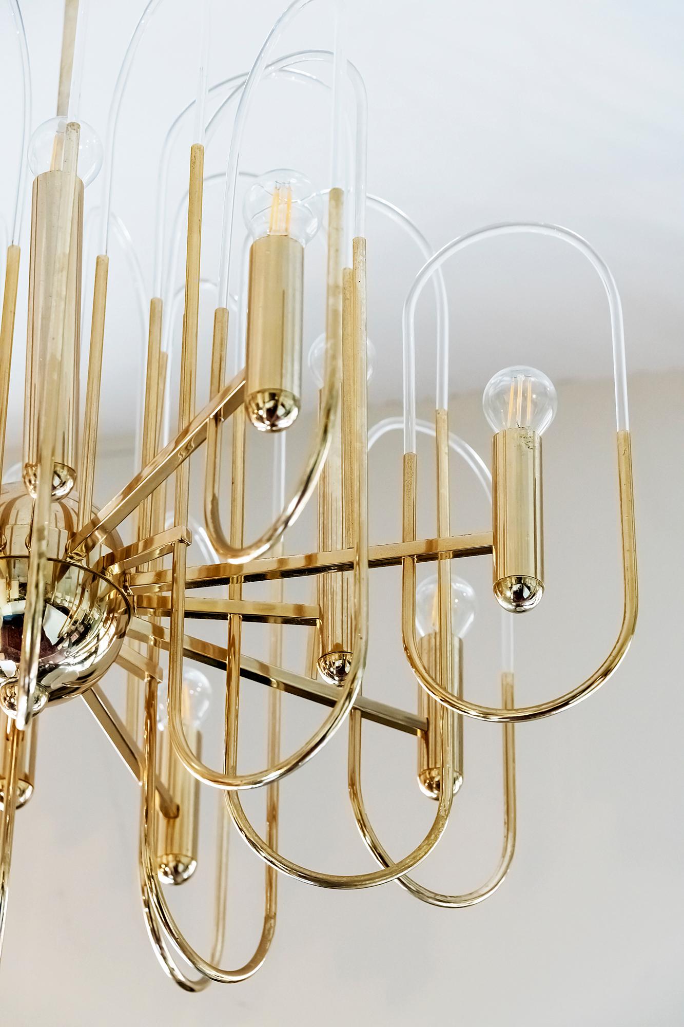 Fatto a mano Lampadario italiano di metà secolo in ottone e vetro di Sciolari in vendita