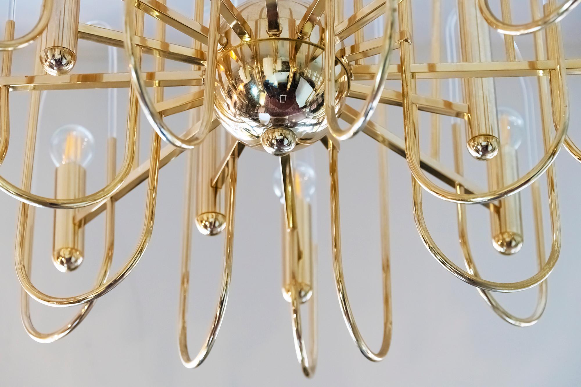 XX secolo Lampadario italiano di metà secolo in ottone e vetro di Sciolari in vendita