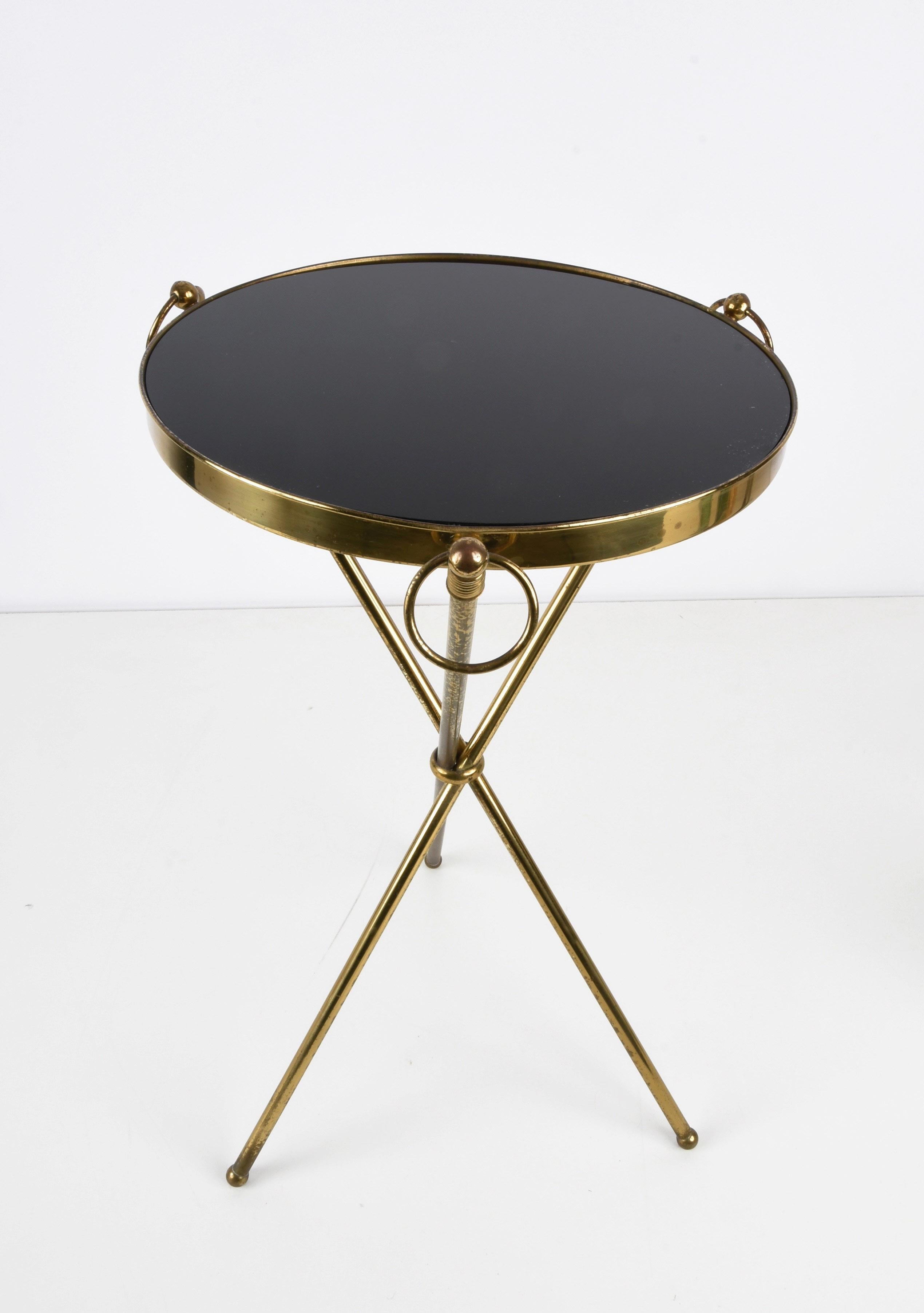 Midcentury Italian Brass and Glass Round Side Table with Tripod Structure, 1950s In Good Condition In Roma, IT