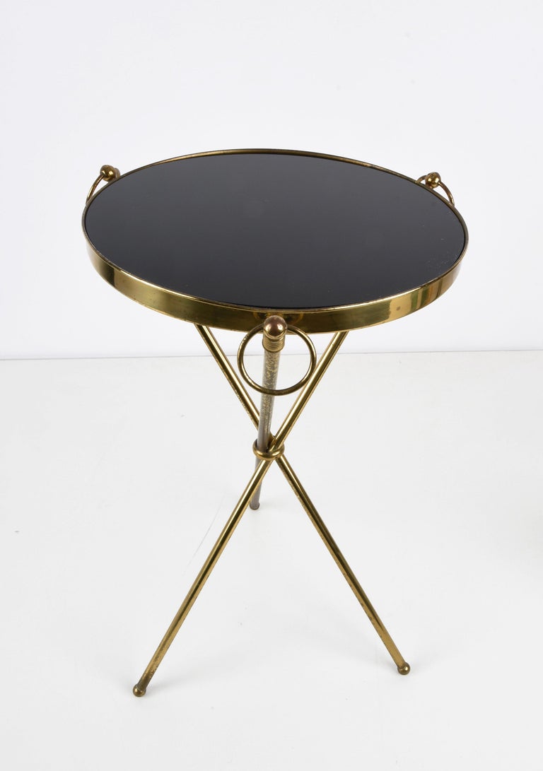 Midcentury Italian Brass and Glass Round Side Table with Tripod Structure, 1950s In Good Condition In Roma, IT