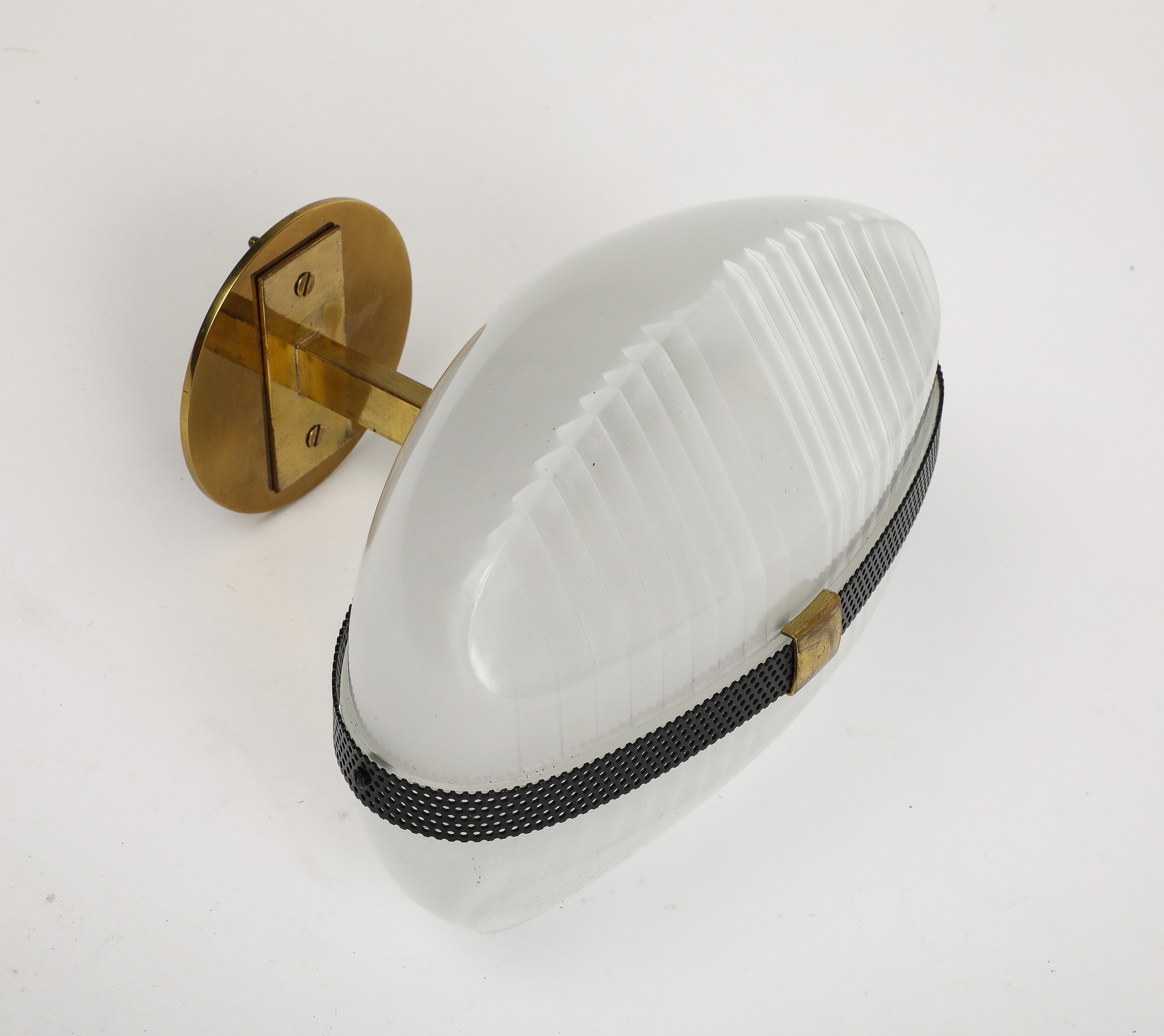 Midcentury Italian Brass and Glass Sconce by Vico Magistretti For Sale 2