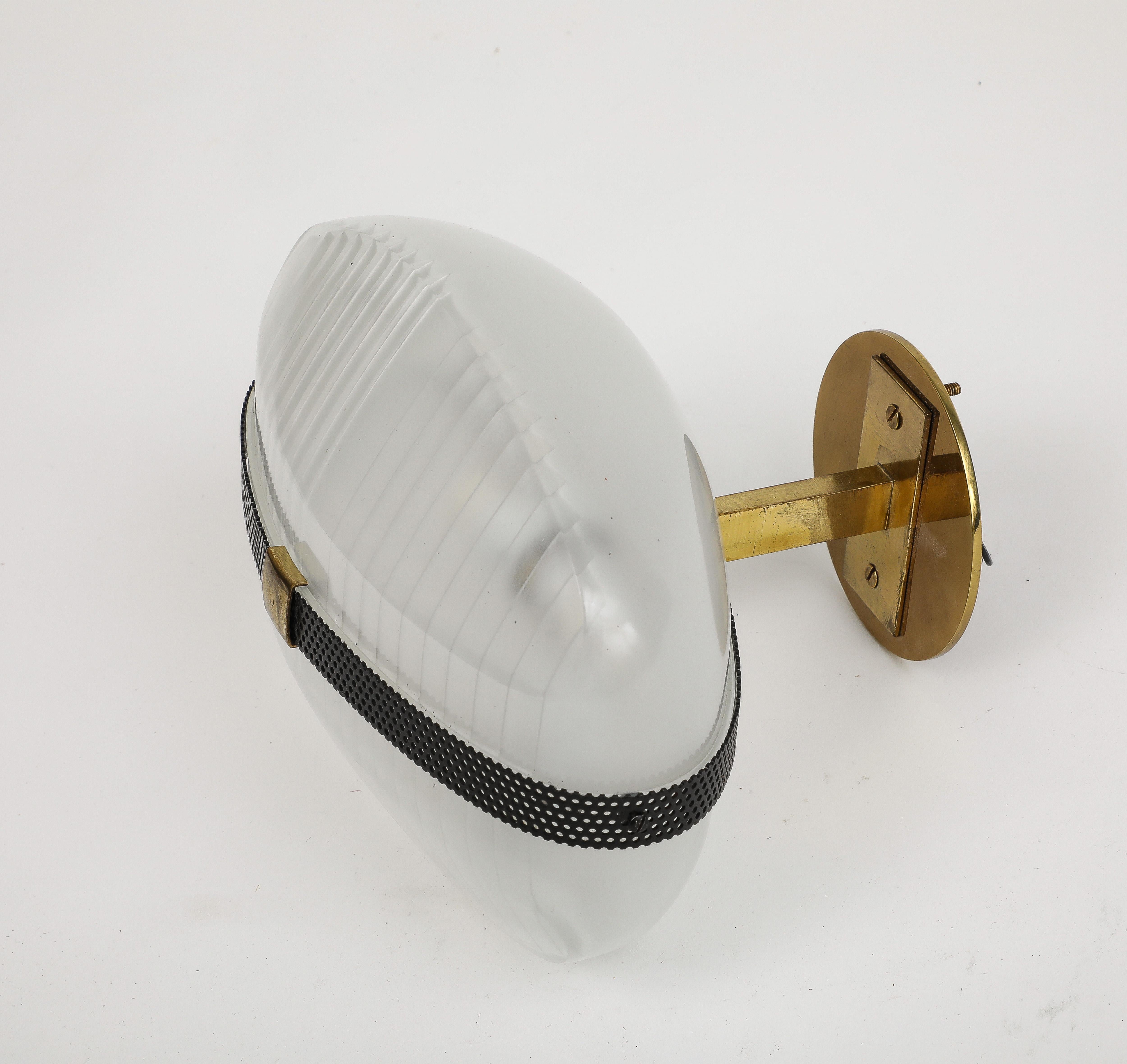 Midcentury Italian Brass and Glass Sconce by Vico Magistretti For Sale 3