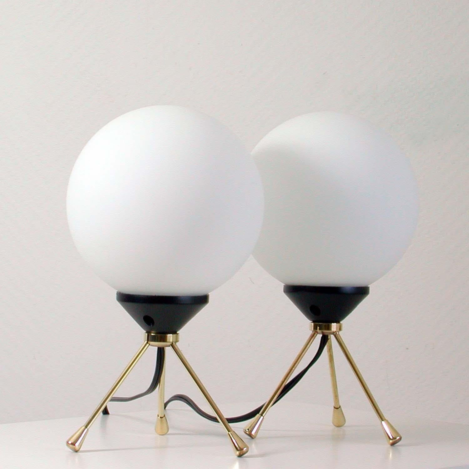 Midcentury Italian Brass and Opal Sputnik Table Lamps, Set of 2, 1950s In Good Condition In NUEMBRECHT, NRW