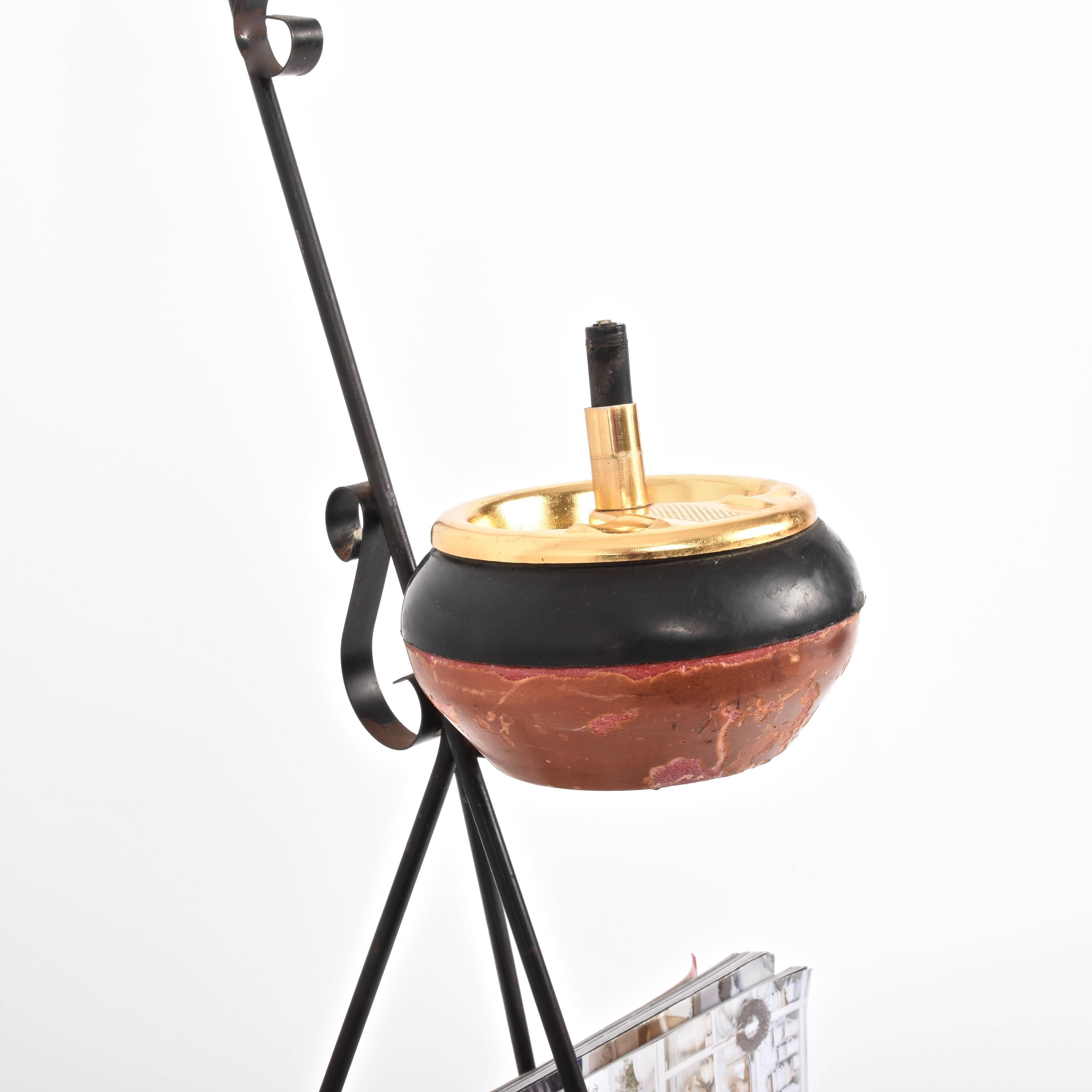 Midcentury Italian Brass and Wrought Iron Magazine Rack with Ashtray, 1950s In Good Condition For Sale In Roma, IT