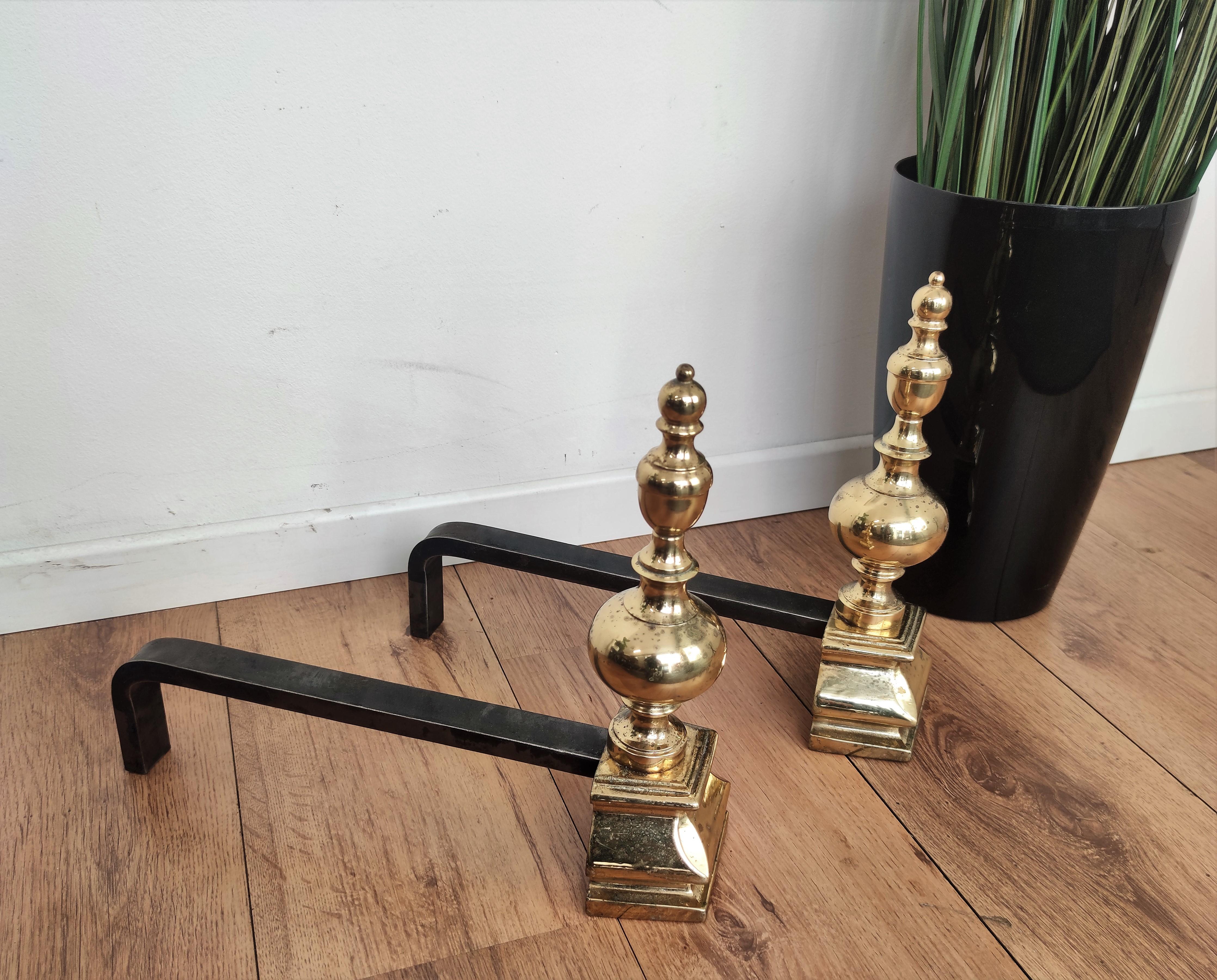 Midcentury Italian Brass and Wrought Iron Pair of Andirons In Good Condition For Sale In Carimate, Como