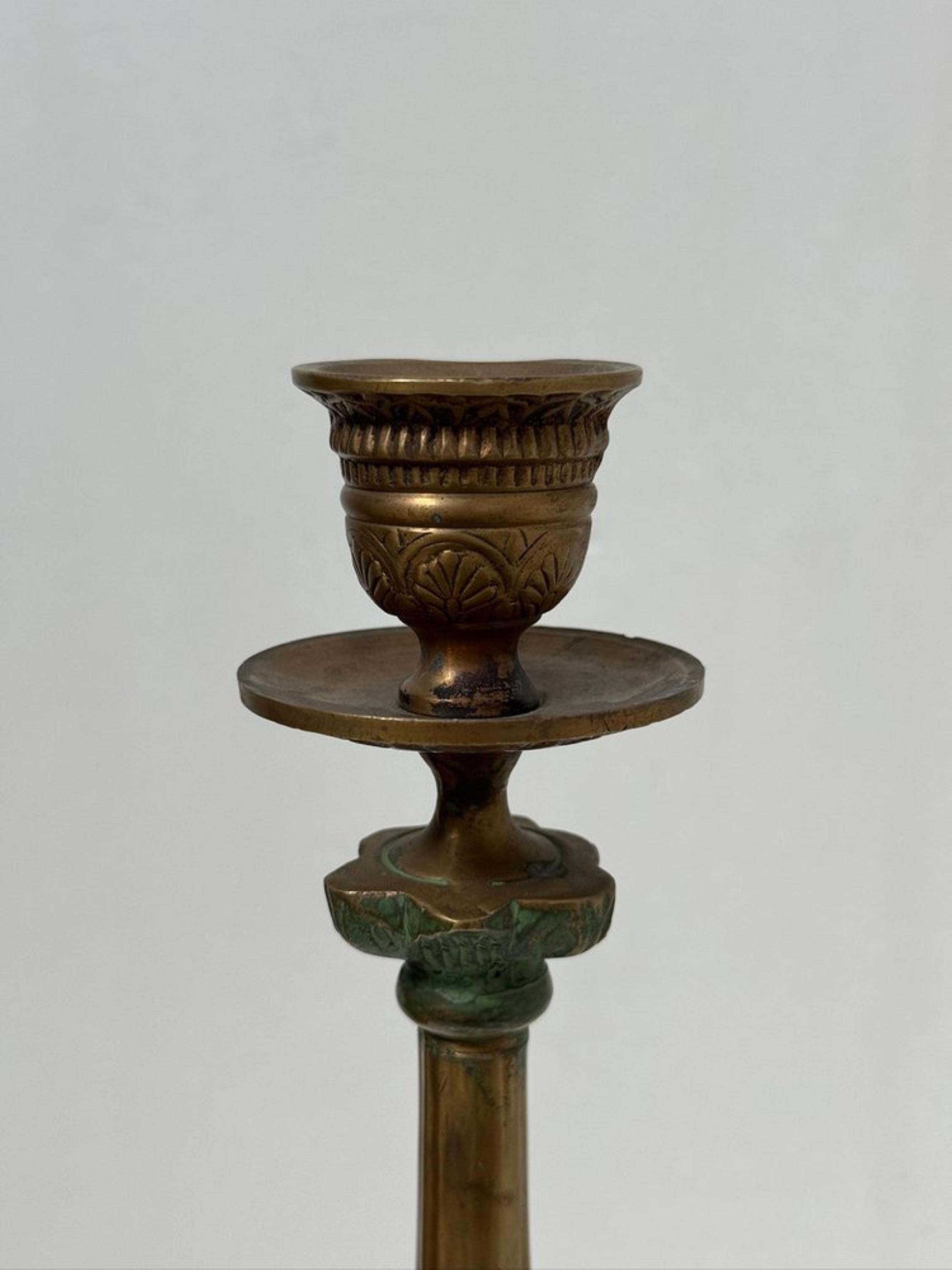 Questi candelabri in ottone/bronzo della metà del secolo scorso trasudano eleganza e raffinatezza. Caratterizzati da dettagli intricati e piedi a zampa d'asino, mostrano la squisita maestria tipica dell'epoca. Con il loro splendido design,