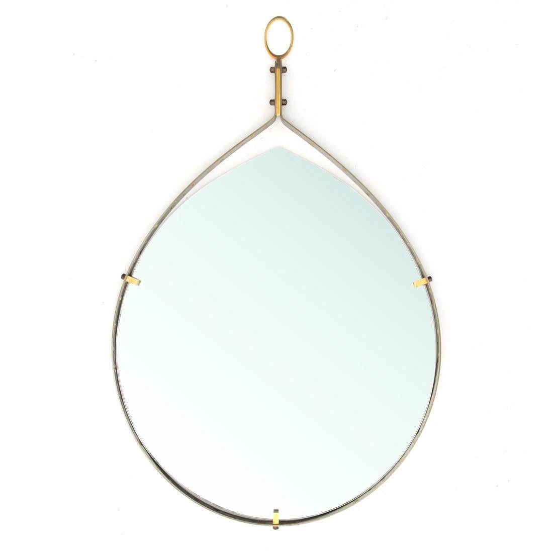 Italian manufacture mirror produced in the 1950s.
Burnished brass frame.
Hook and mirror block, in brass.
Drop-shaped mirror
Good general conditions, some signs due to normal use over time.

Dimensions: Length 43 cm, depth 2.5 cm, height 72 cm.