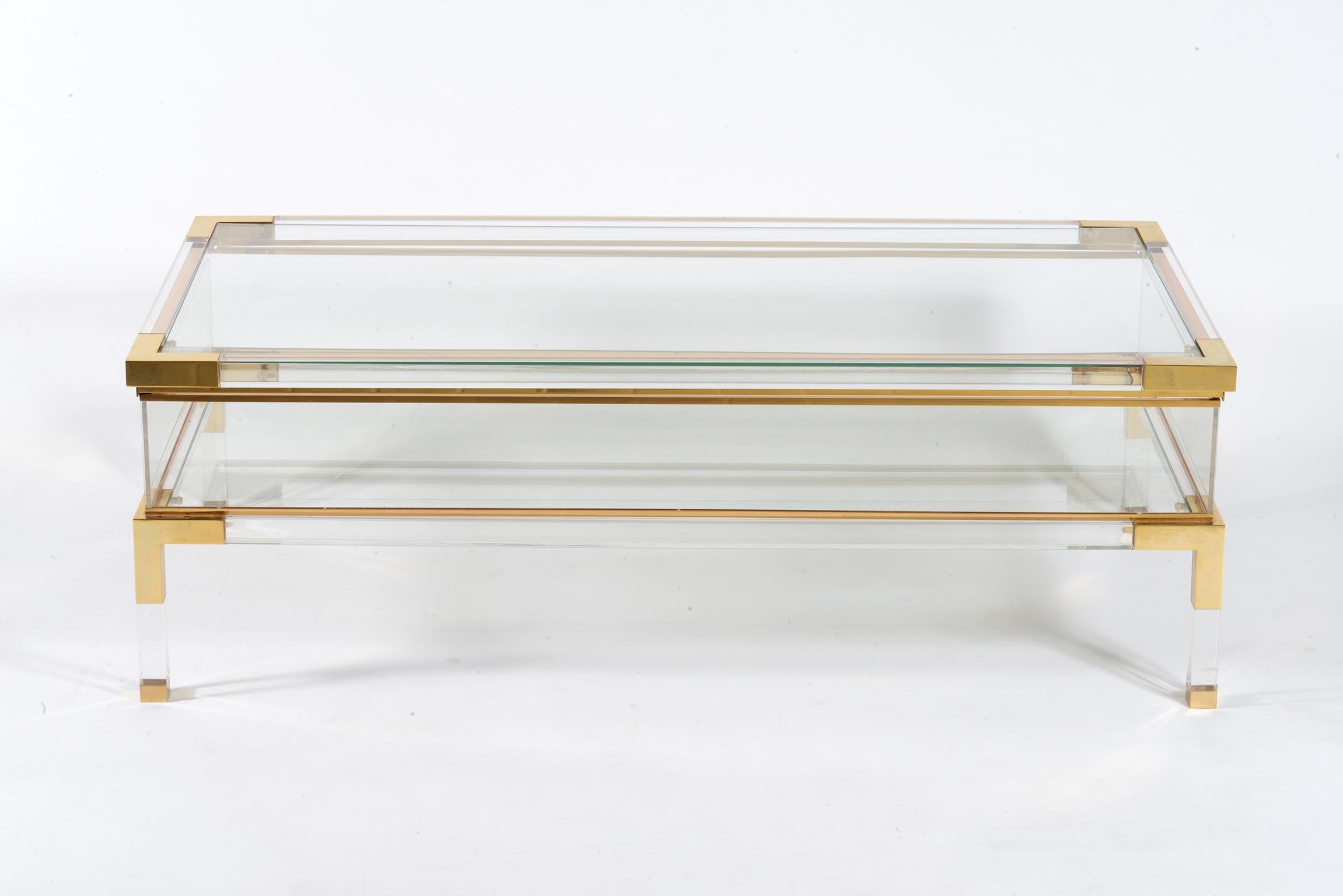 Rectangular coffee sofa table in polished brass, Lucite and glass with storage compartment, the top runs like a sliding door and allows you to put objects, magazine, books inside.
Italy, Mid-Century Modern, 1970.