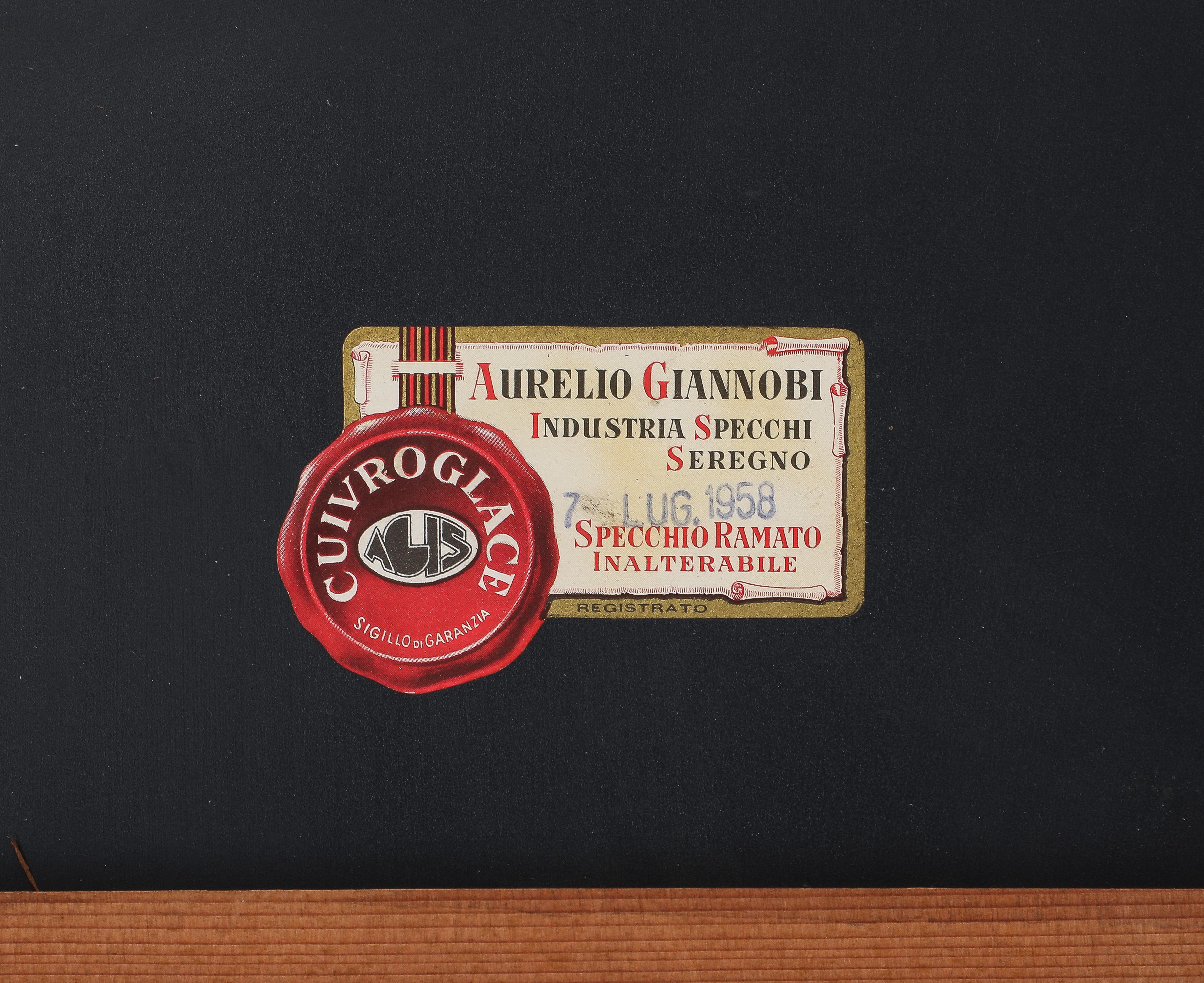 Espejo italiano de mediados de siglo en forma de escudo de latón, años 50 en venta 3