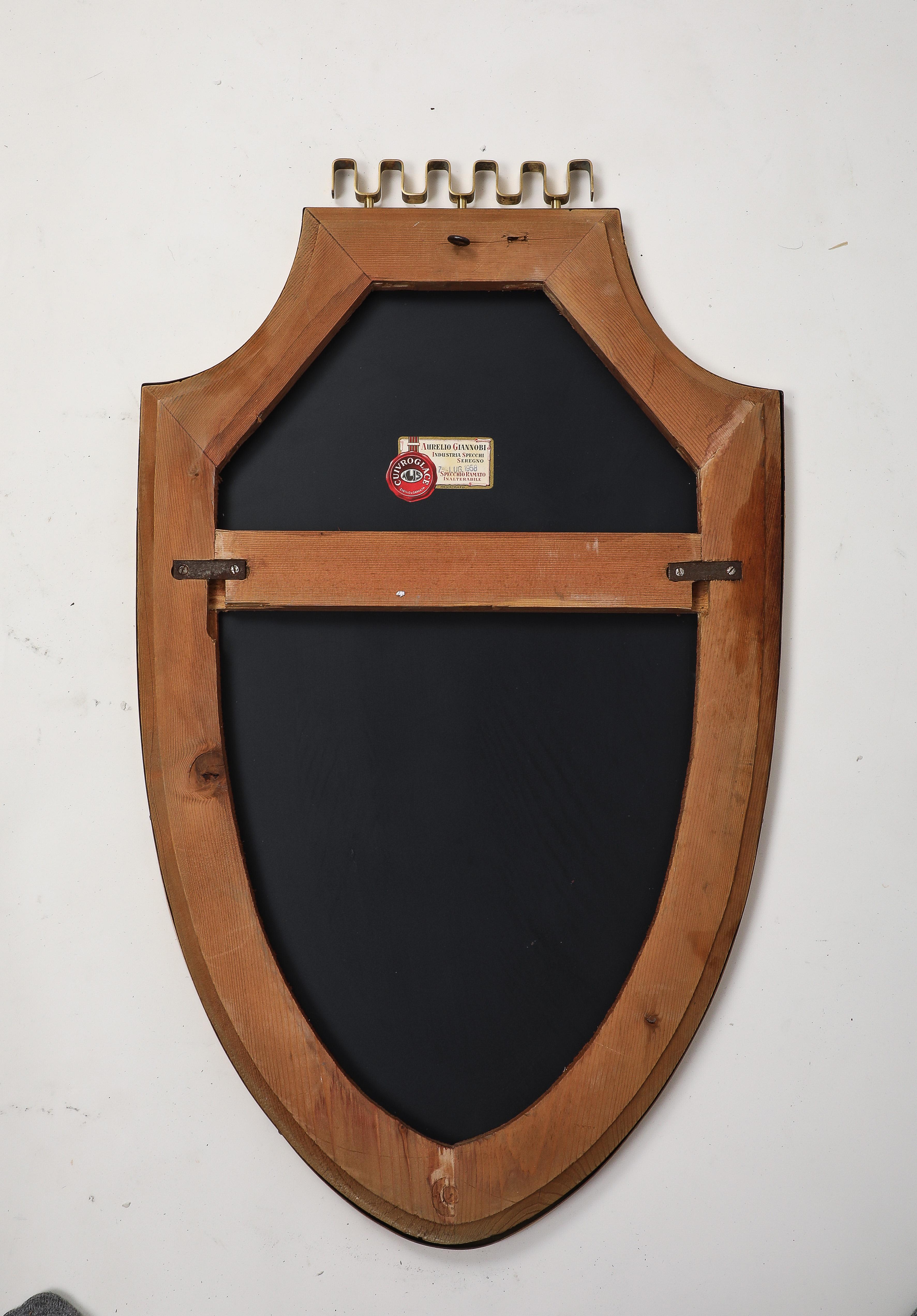 Espejo italiano de mediados de siglo en forma de escudo de latón, años 50 en venta 2