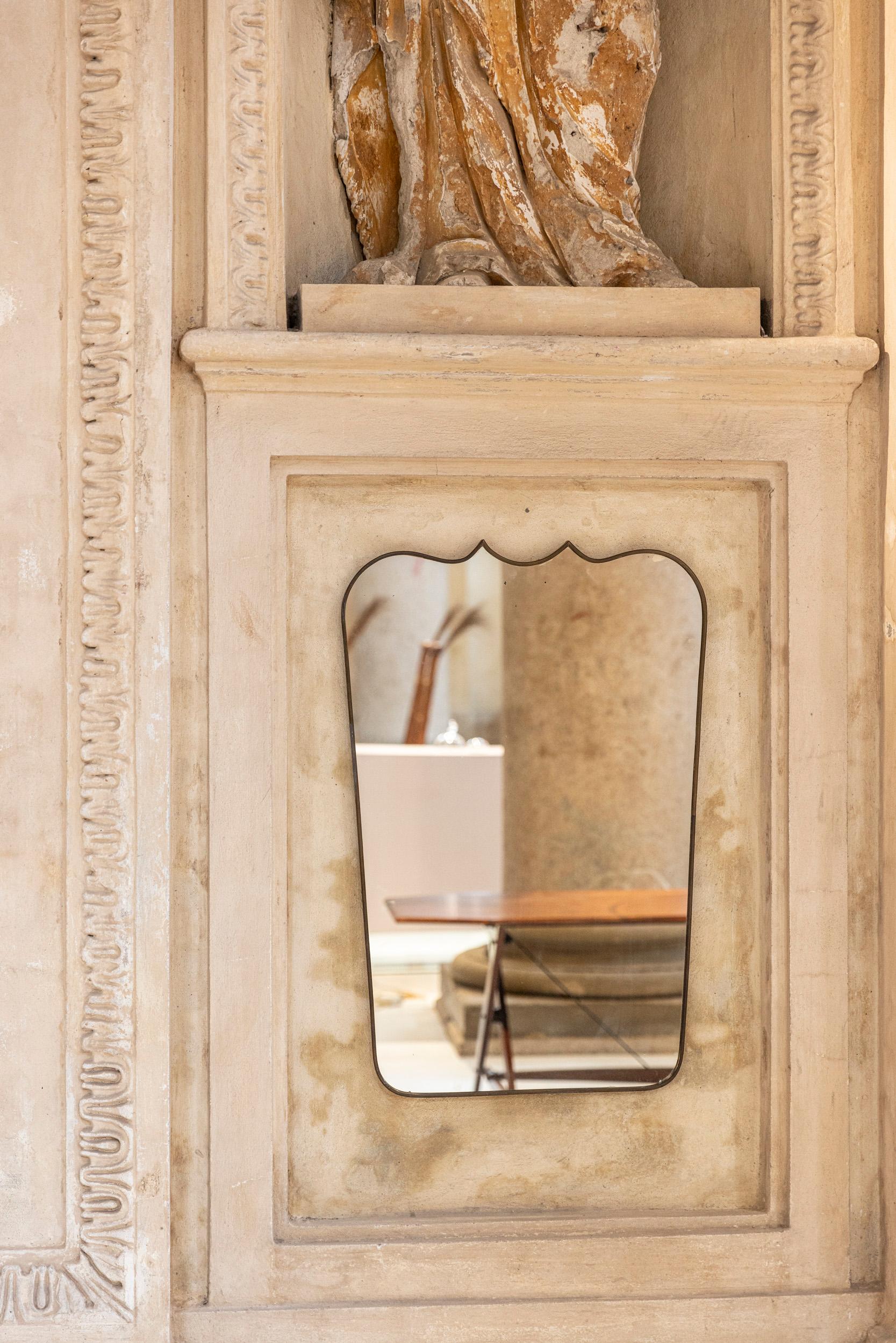 Eleganter Spiegel mit Messingrahmen, der Gio Ponti zugeschrieben wird.
Erstaunlicher und seltener Formrahmen.
Sehr schöne Patina.