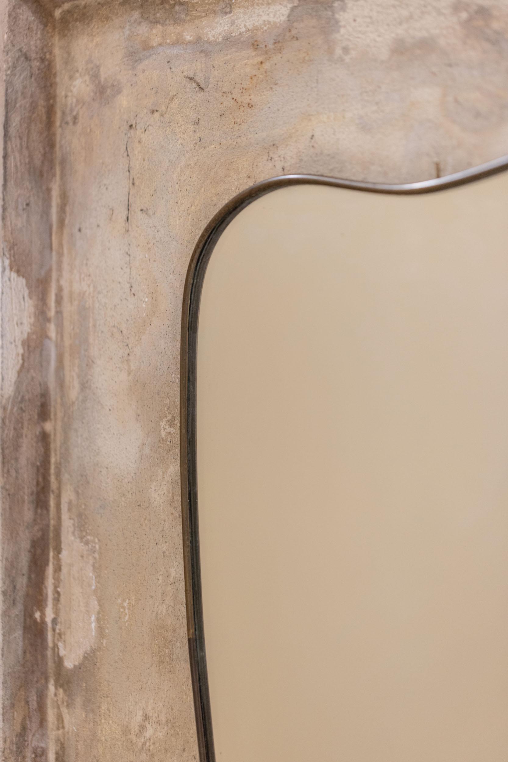 Italienischer Wandspiegel aus der Mitte des Jahrhunderts, der Gio Ponti zugeschrieben wird.
Eleganter goldener Messingrahmen mit erstaunlicher Form, originalem Kristallspiegel und schöner Vintage-Patina. 
Perfekter Vintage-Zustand. 
Italien, 1950er
