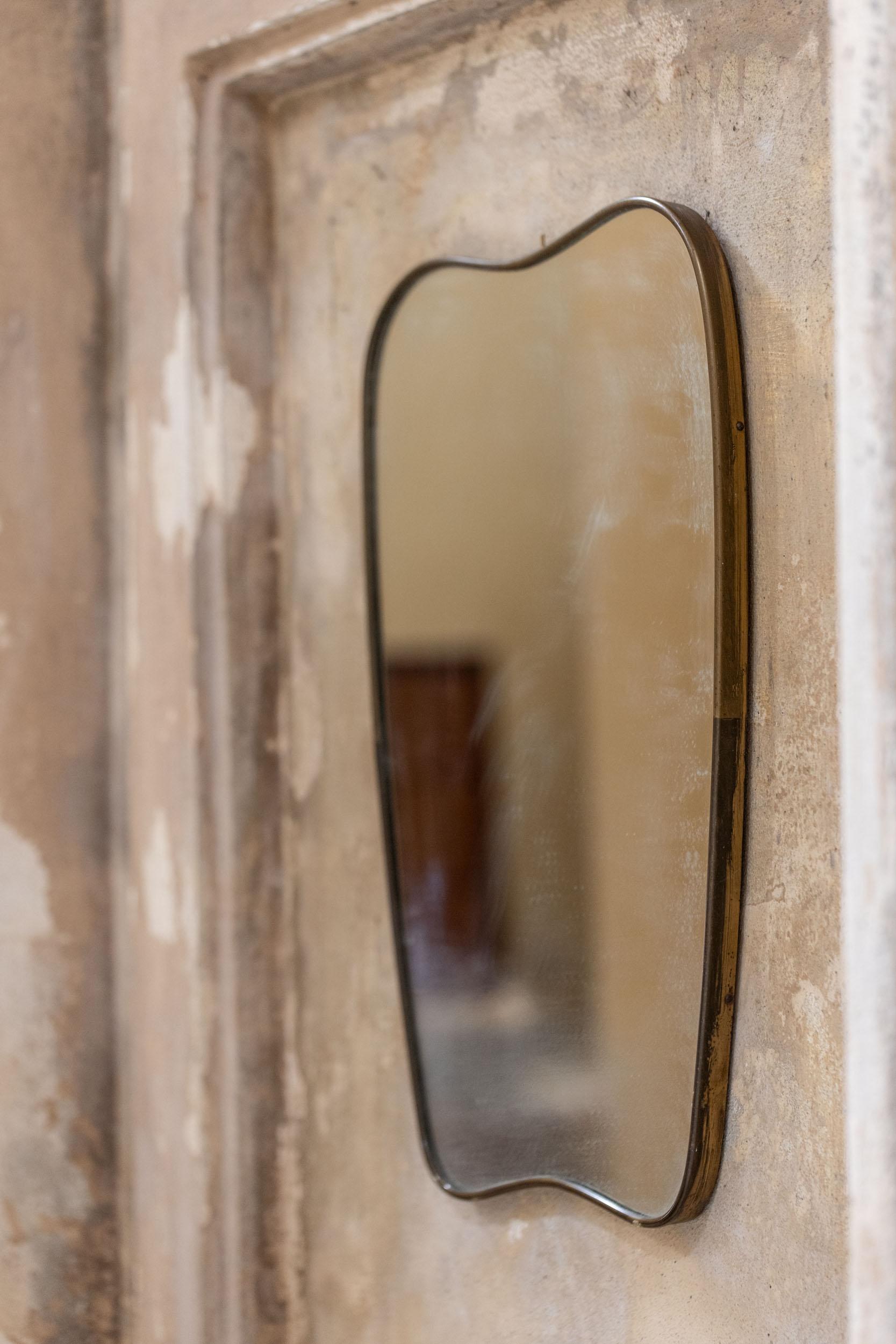Italienischer Wandspiegel aus Messing aus der Mitte des Jahrhunderts, Gio Ponti zugeschrieben, Italien 1950 im Angebot 3