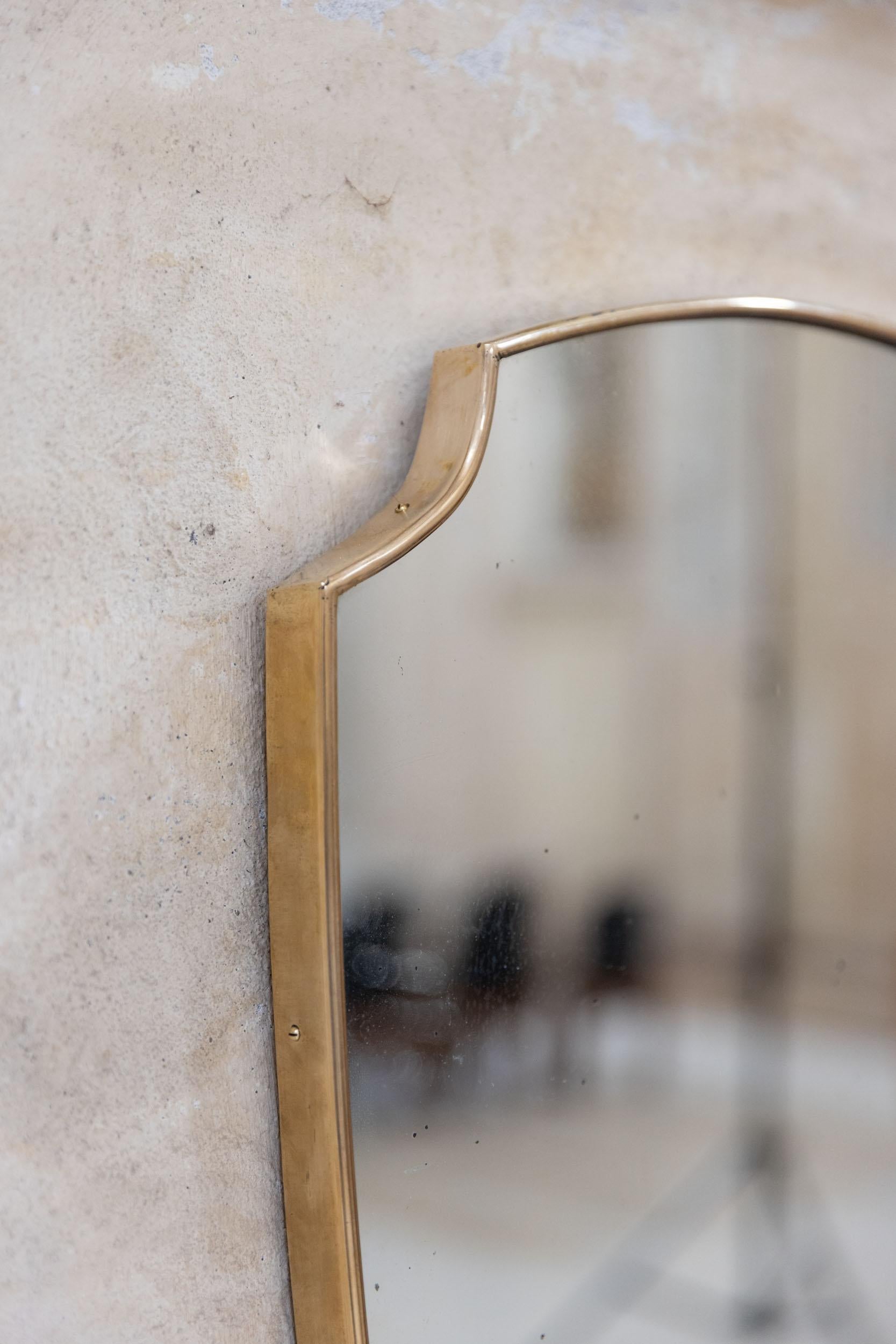 Midcentury italian brass wall mirror in the style of Gio Ponti In Excellent Condition For Sale In Piacenza, Italy