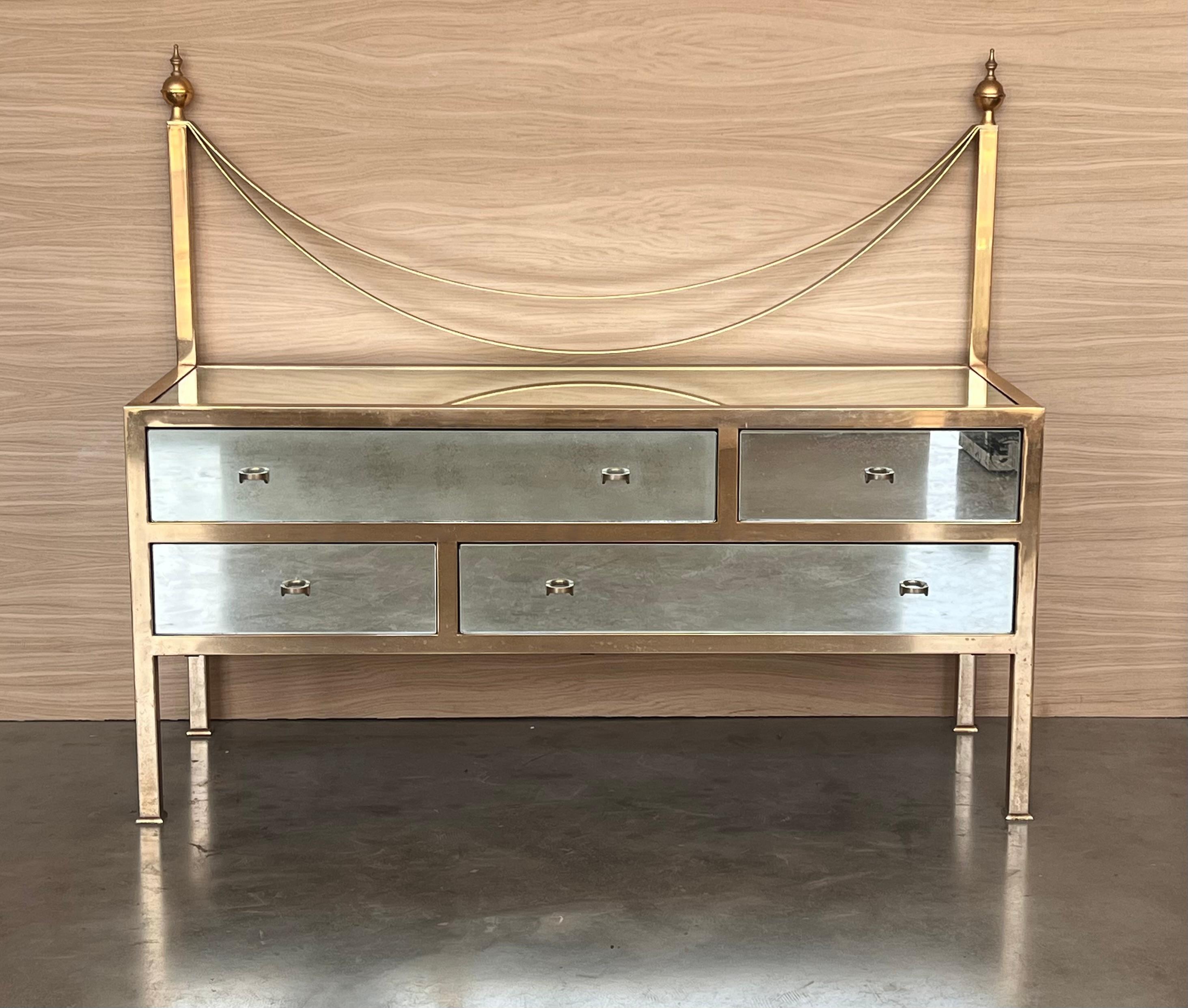 Midcentury Italian chest of drawers with crest.
Beautiful chest with four mirrored drawers.

Height to the glass top :24.01 in.
