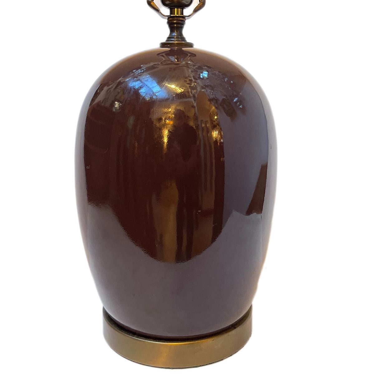 Lámpara de mesa italiana de porcelana esmaltada marrón de hacia 1950.

Medidas:
Altura del cuerpo: 12
Altura hasta el apoyo de la sombrilla: 21
Diámetro: 8
